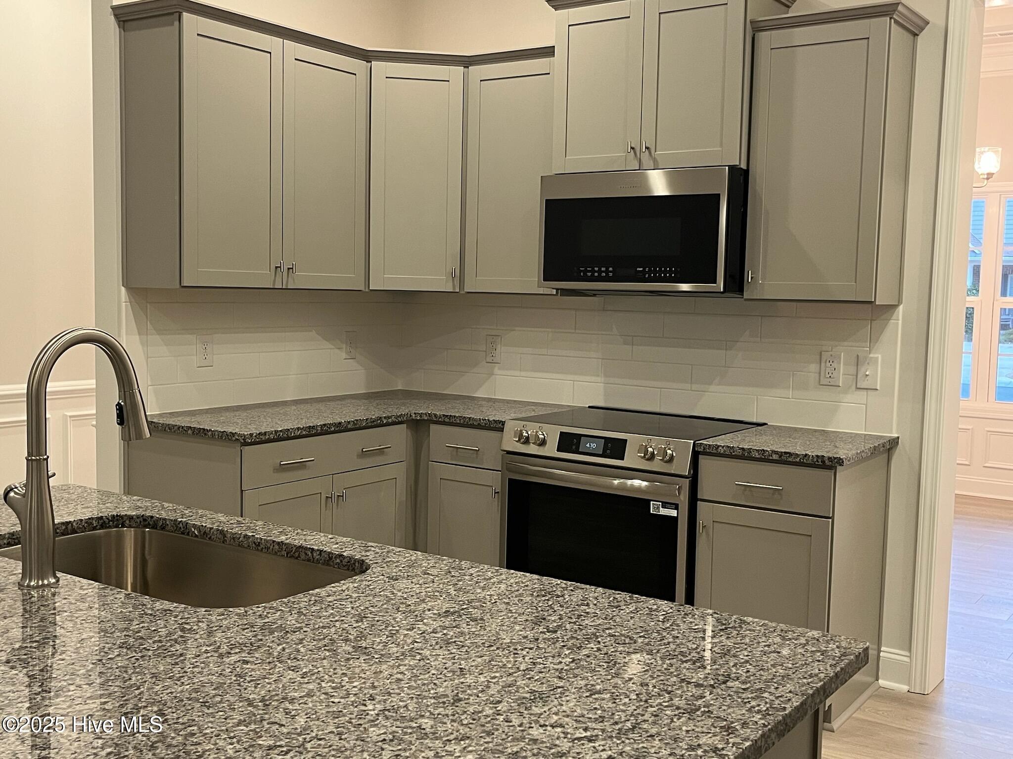 100545325 | Photo 11