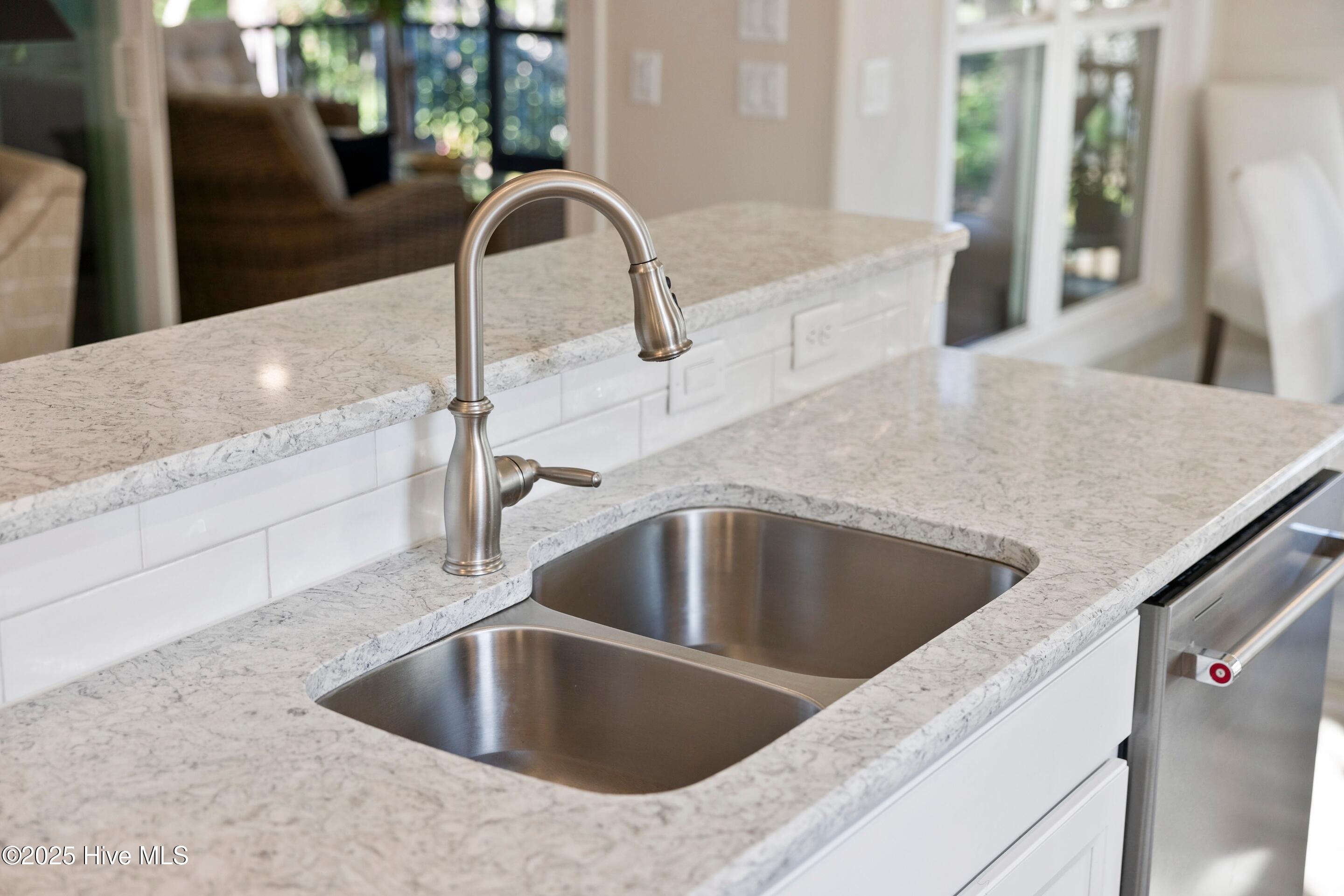 100558361 | Photo 17