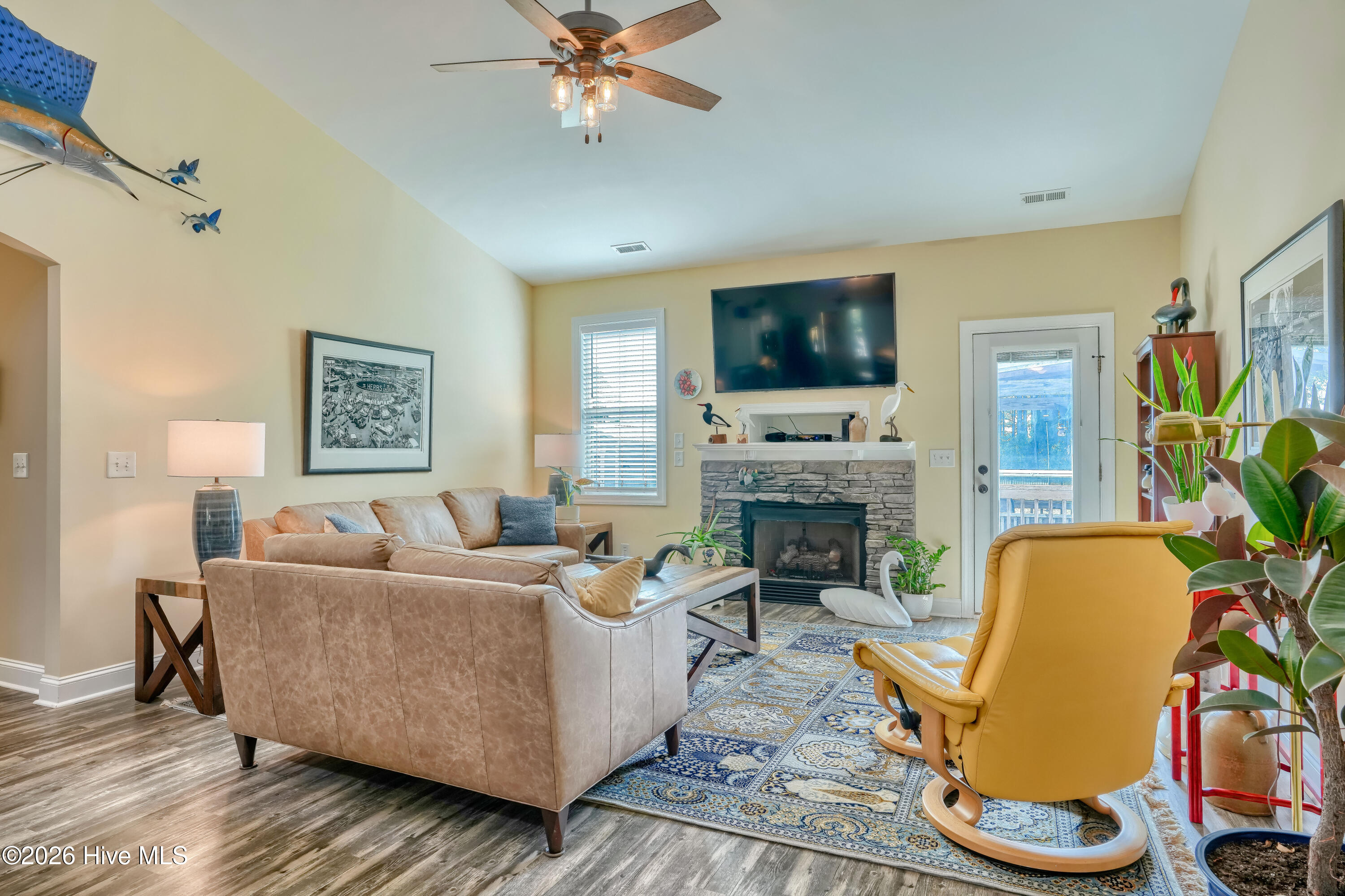 100563582 | Photo 23