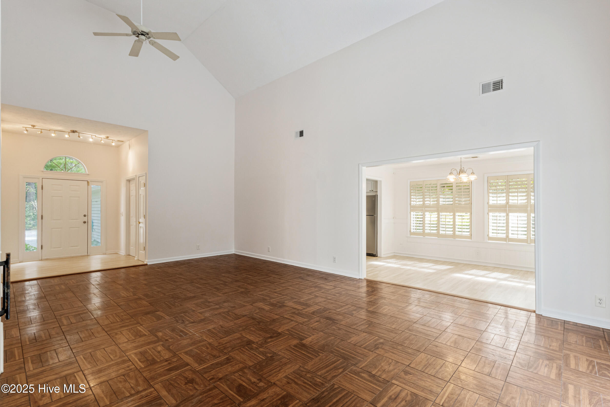 100531370 | Photo 15