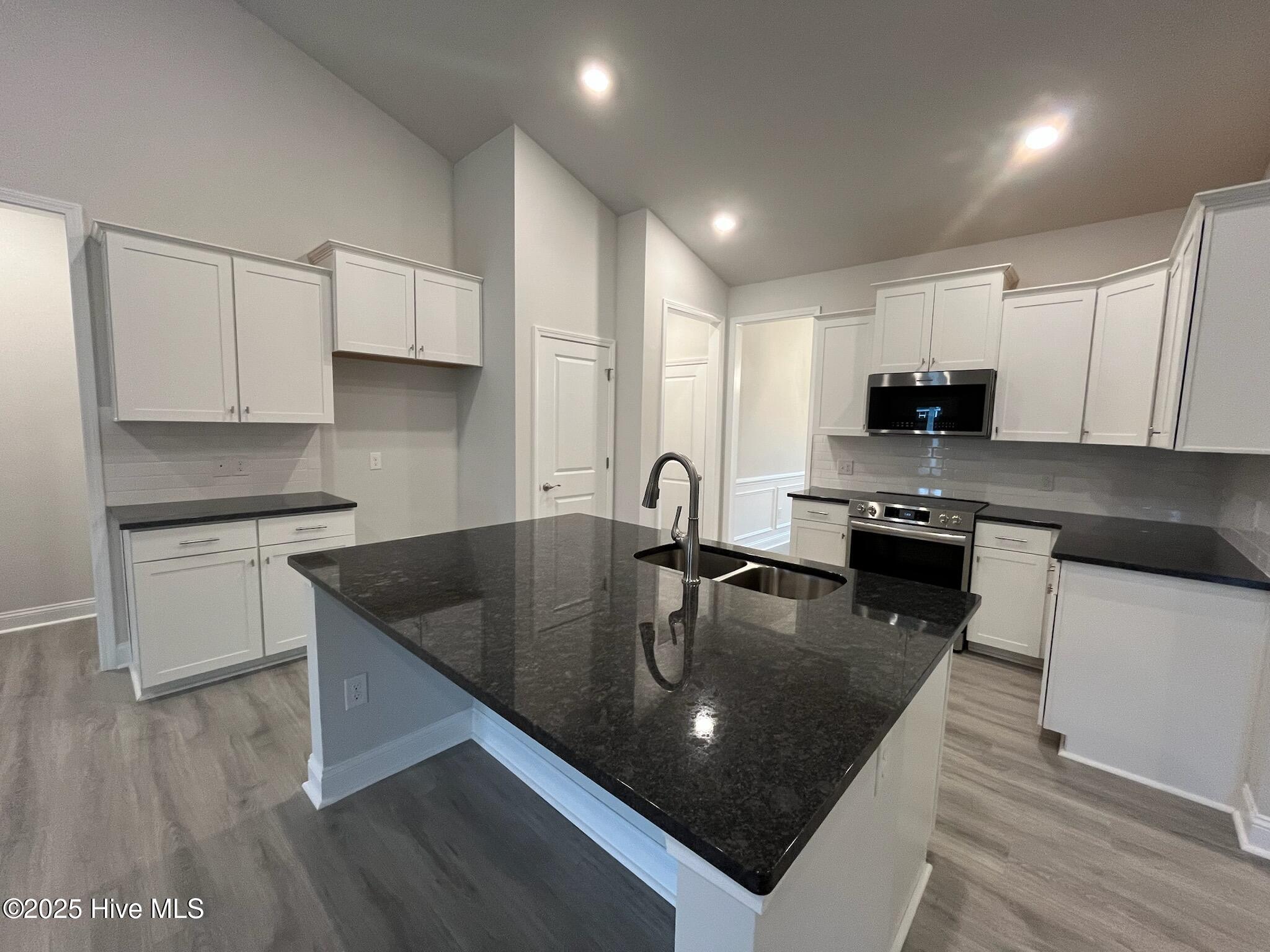 100447887 | Photo 14