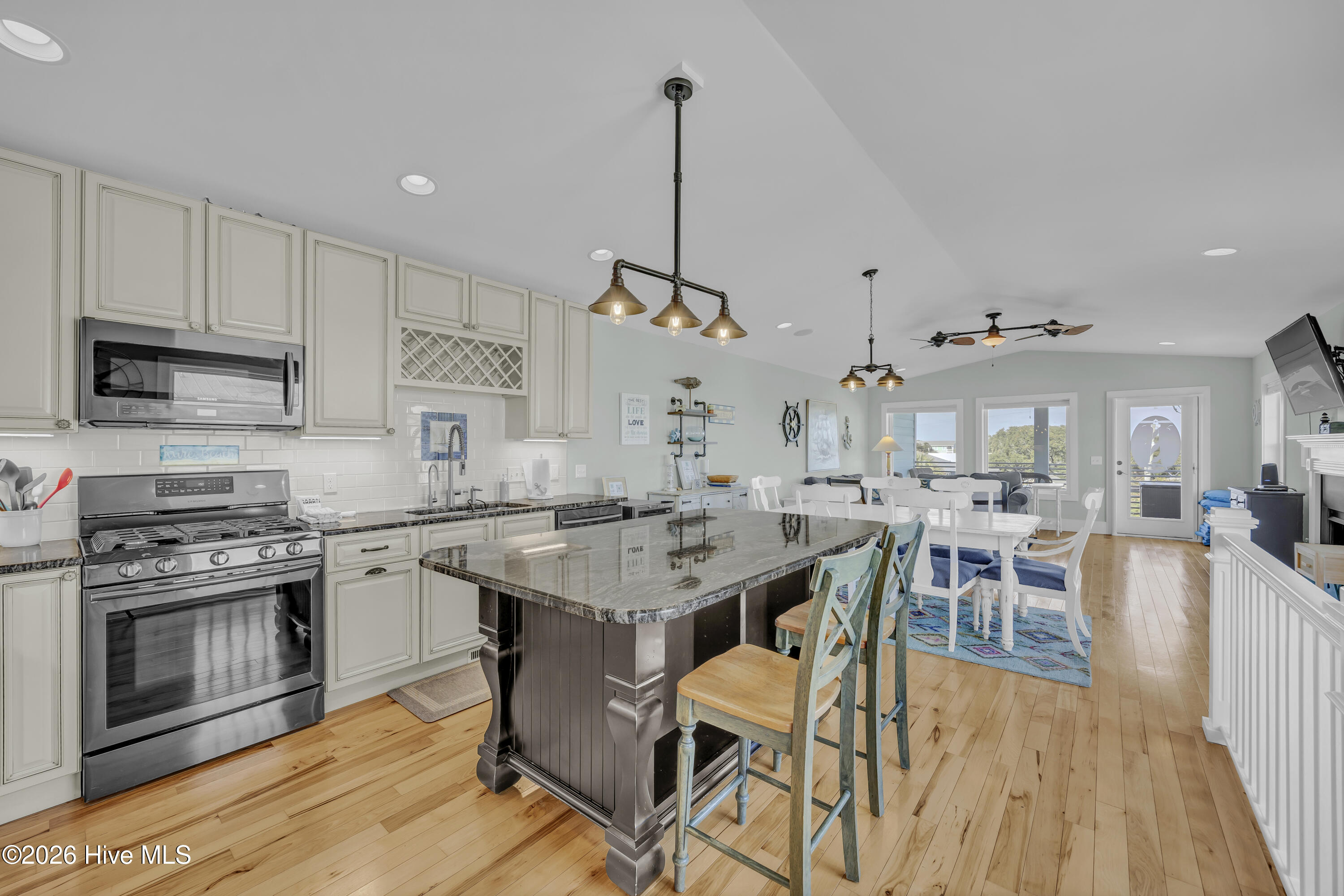 100558745 | Photo 10