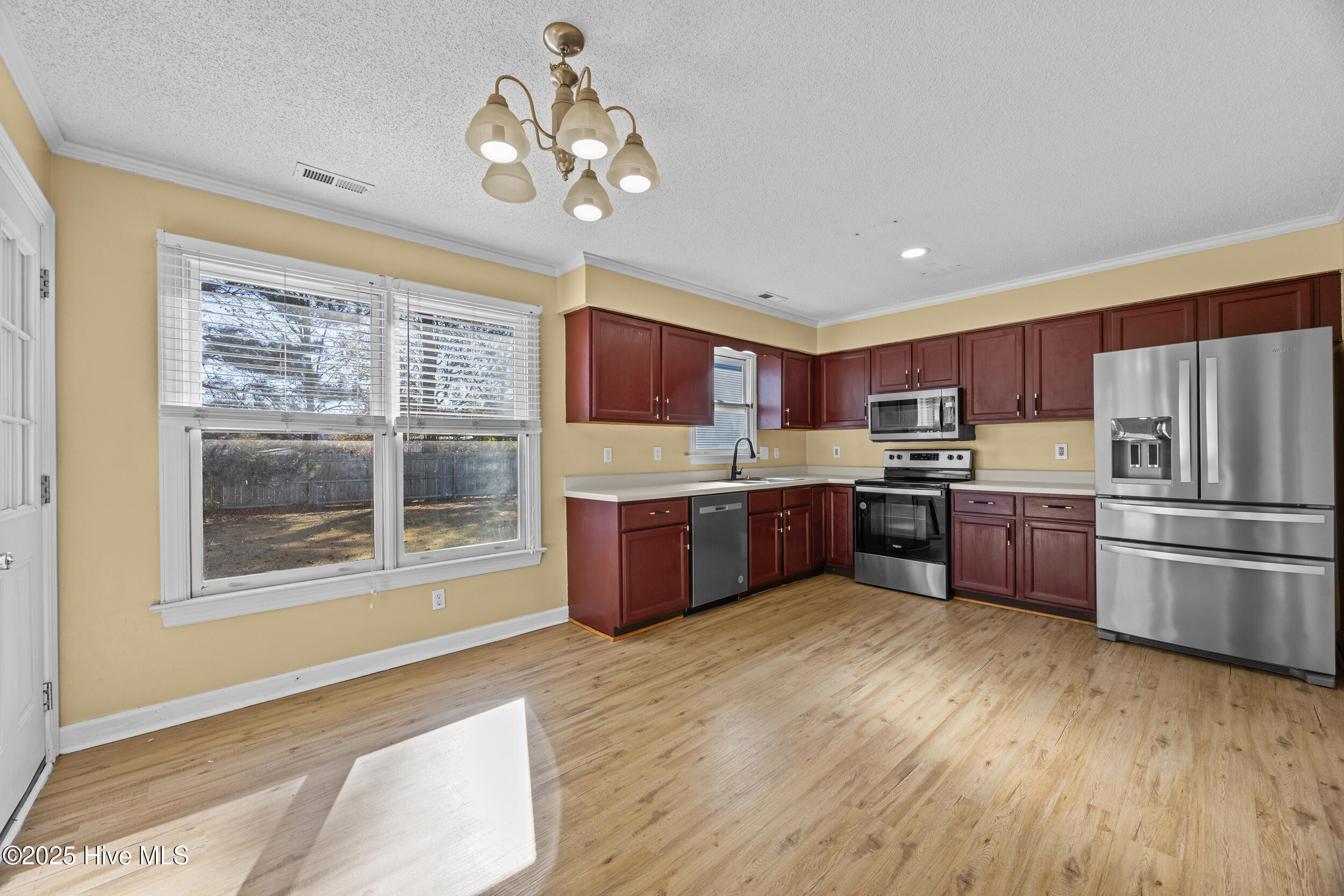 100545439 | Photo 11