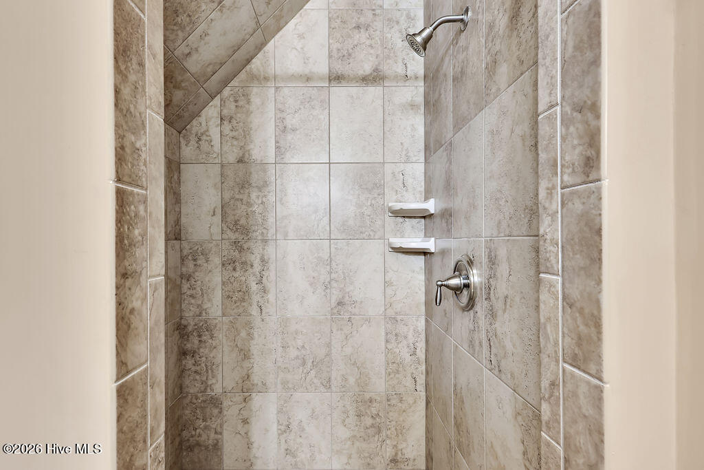 100548295 | Photo 46