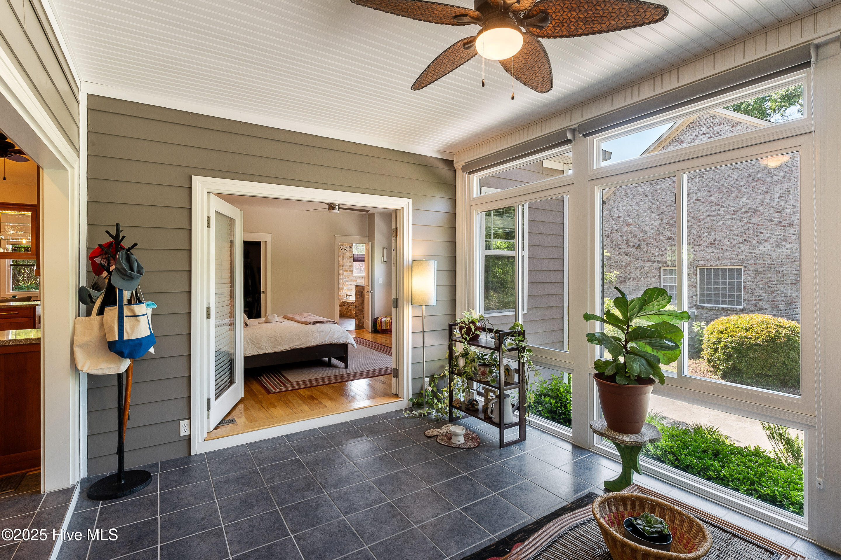 100505939 | Photo 35