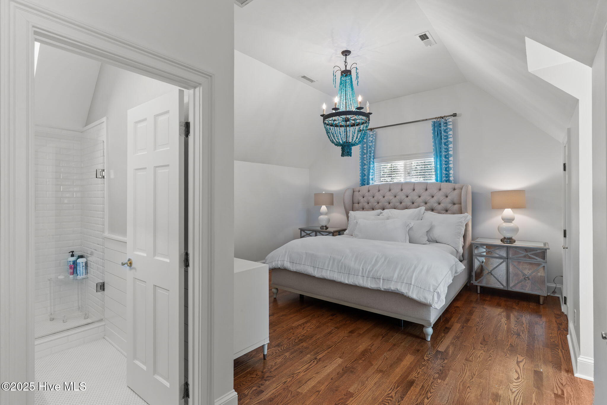 100537269 | Photo 63