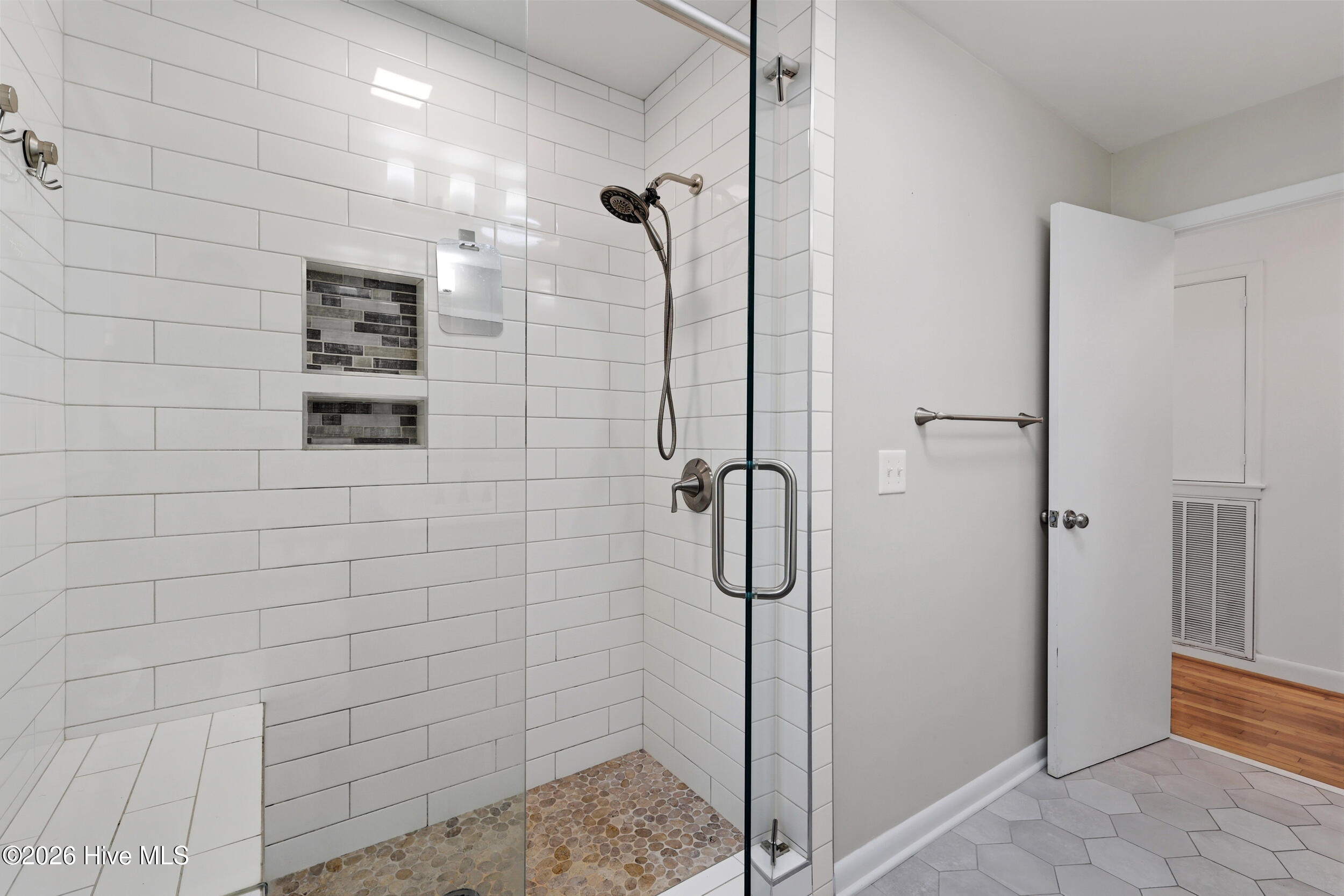 100564649 | Photo 12