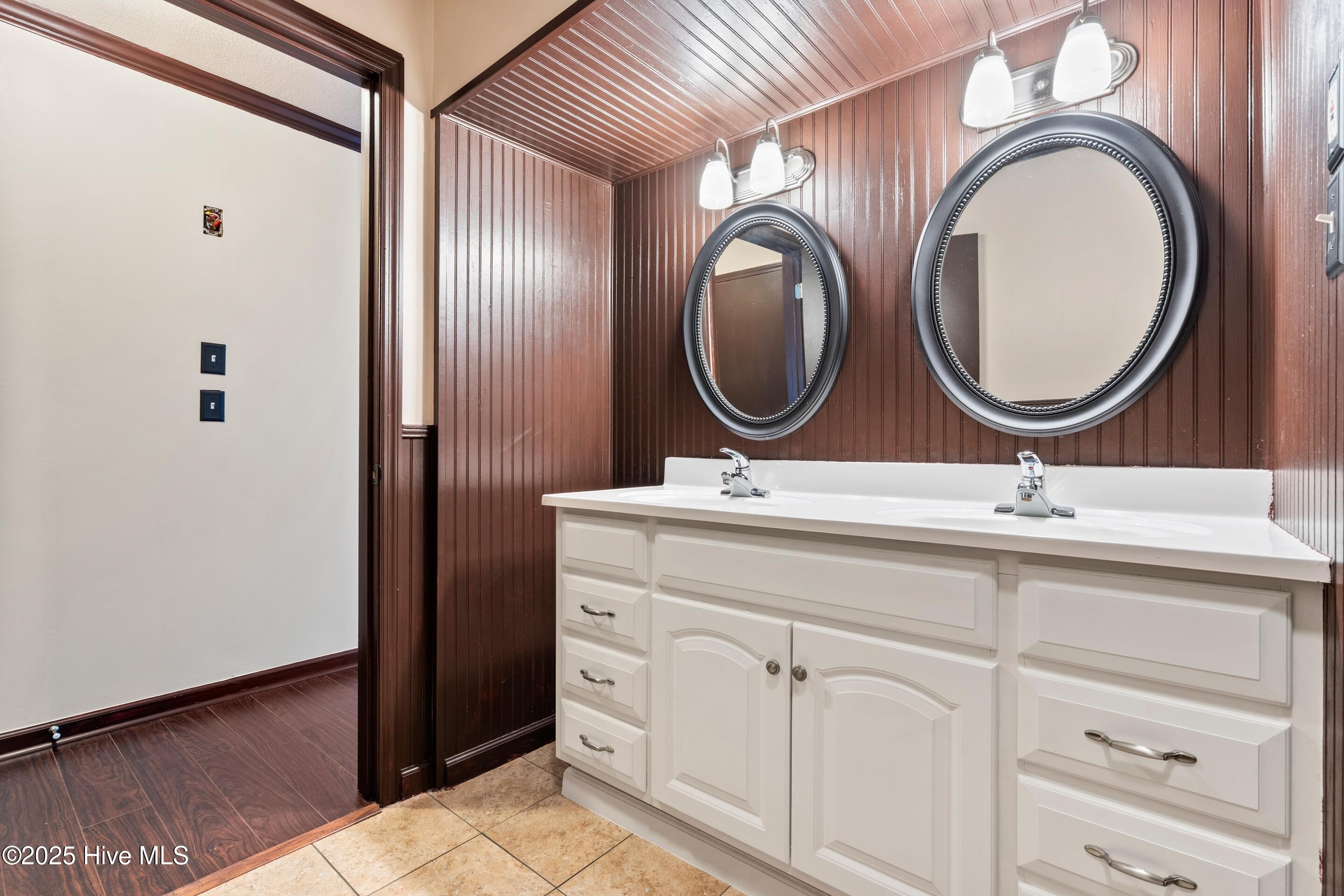 100546028 | Photo 31