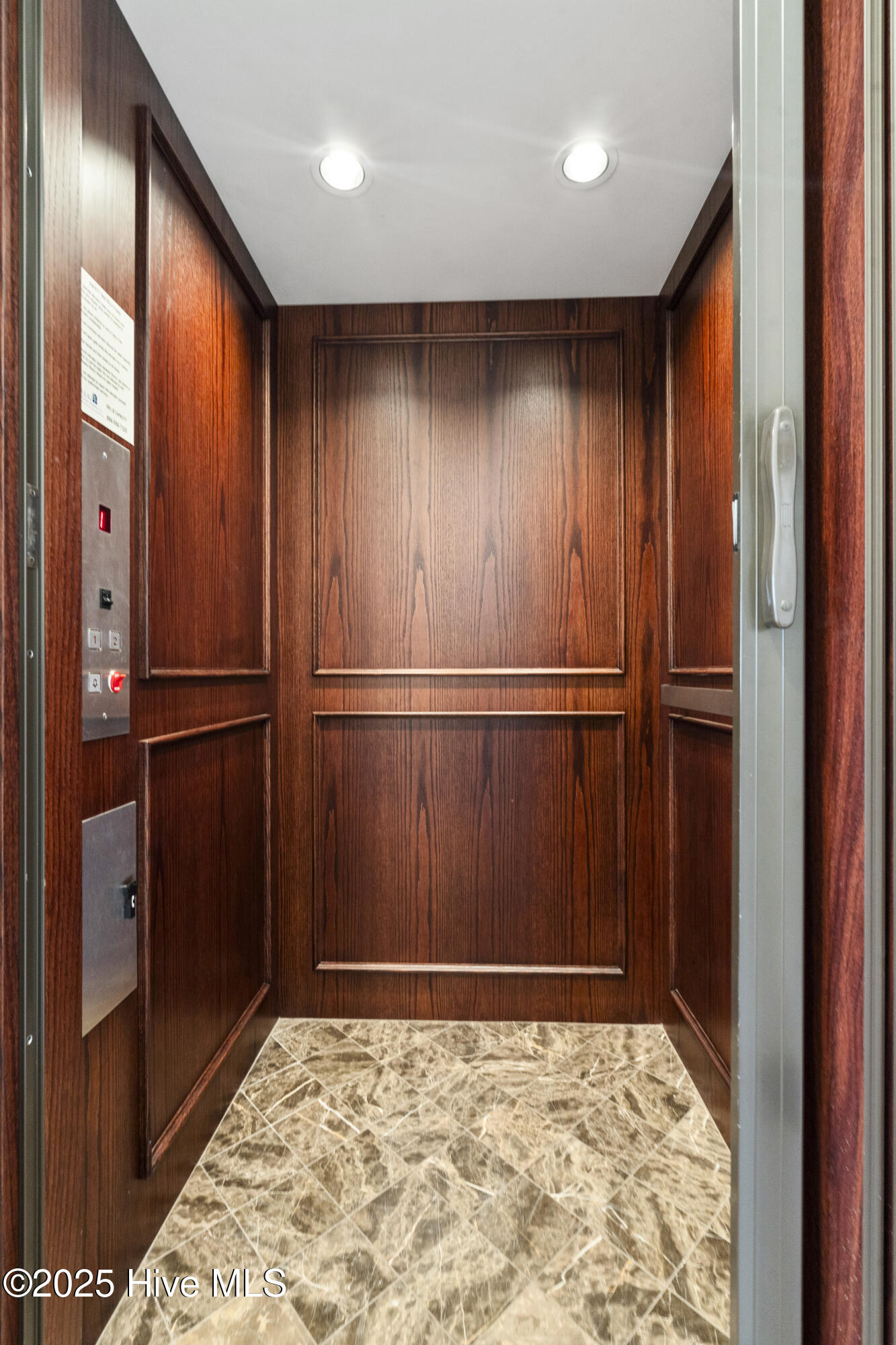 100498817 | Photo 34