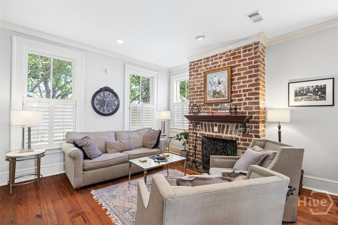 Photo 4 of Single family home for sale at 439 Abercorn St, Savannah, GA 31401 | MLS# SA364308 | Listing updated on 2026-09-13