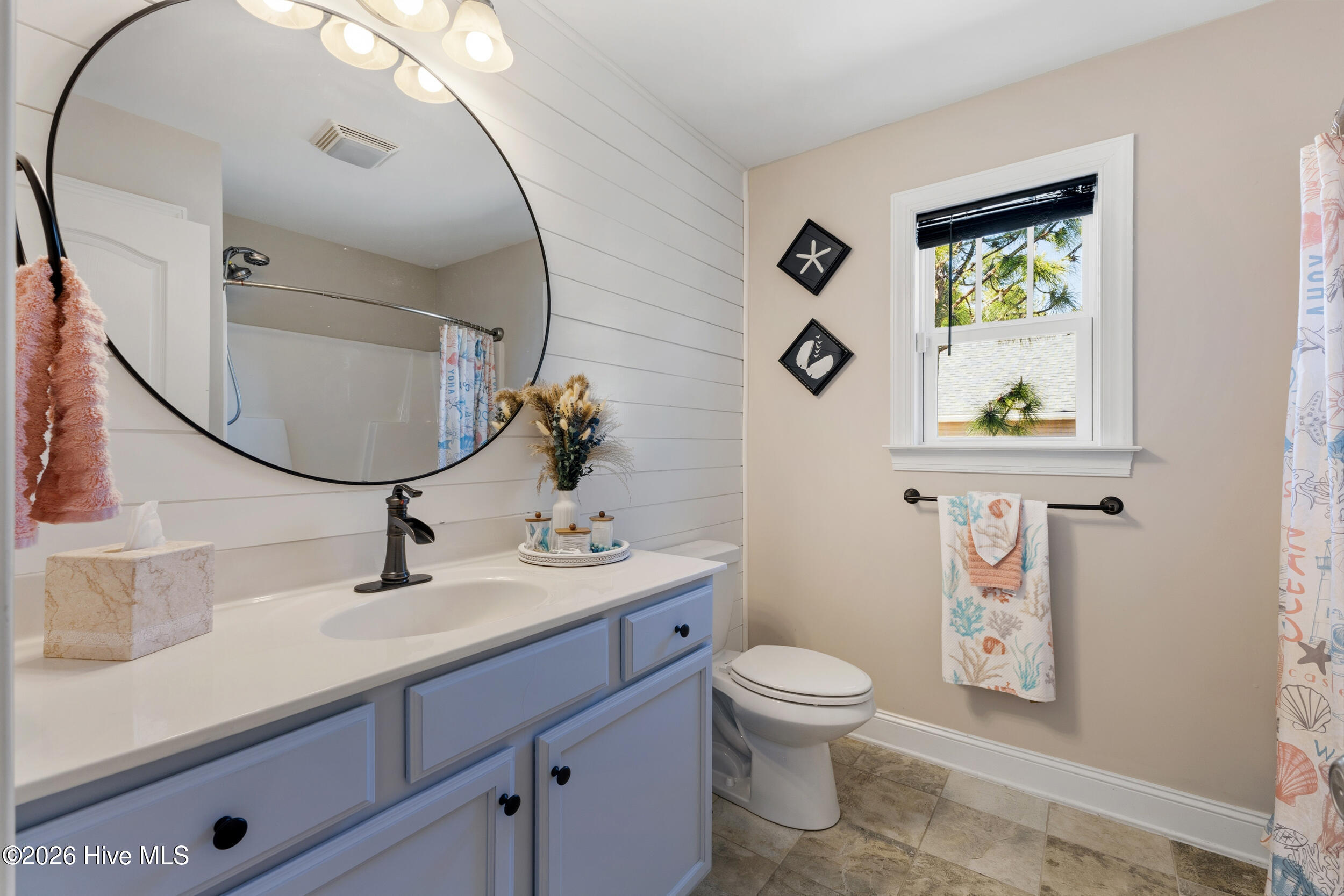 100569196 | Photo 26