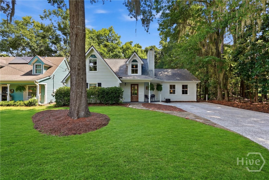 Quiet dead end street and tons of privacy surrounded by beautiful Isle of Hope flora and fauna