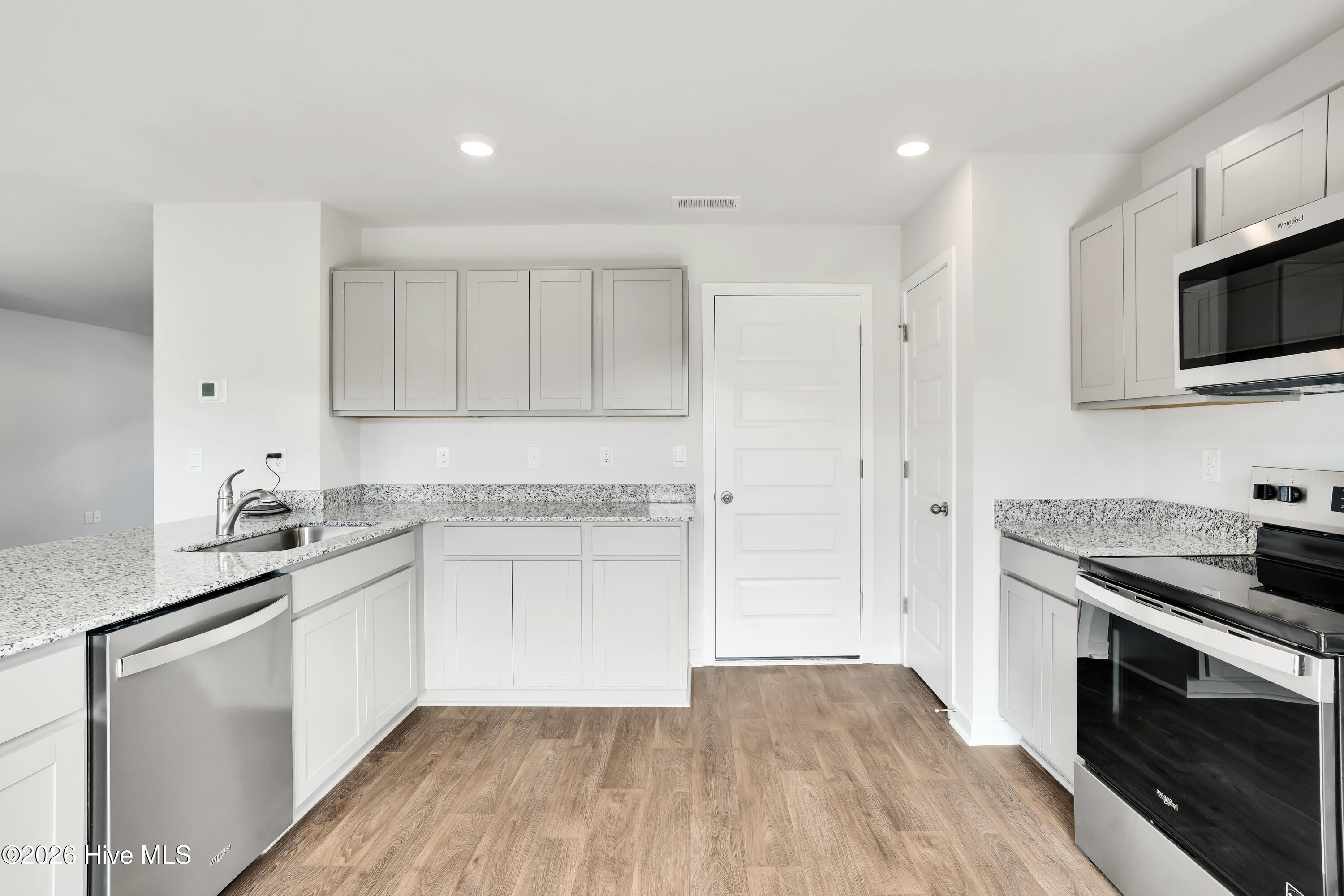 100533680 | Photo 16