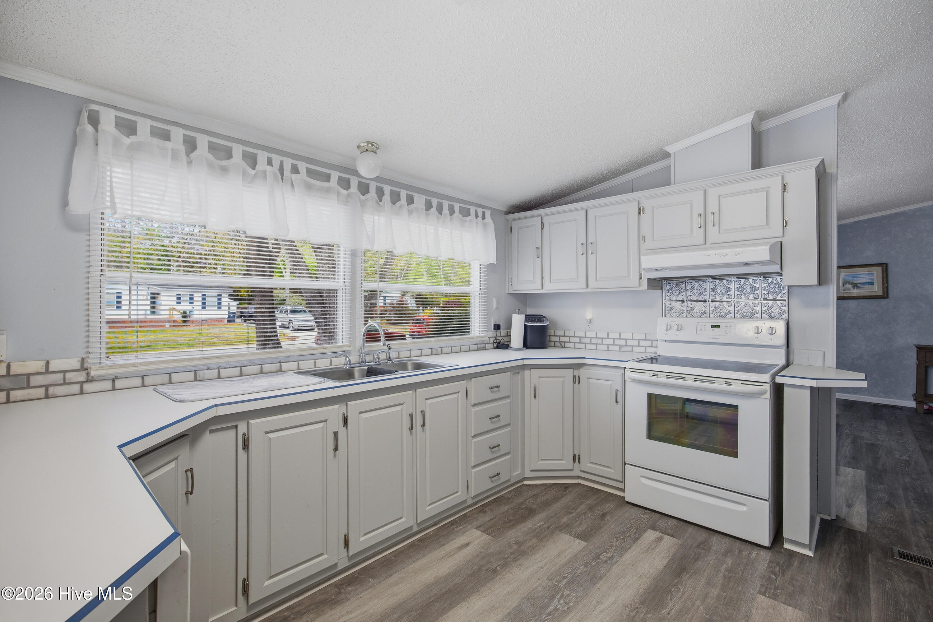 100565028 | Photo 13