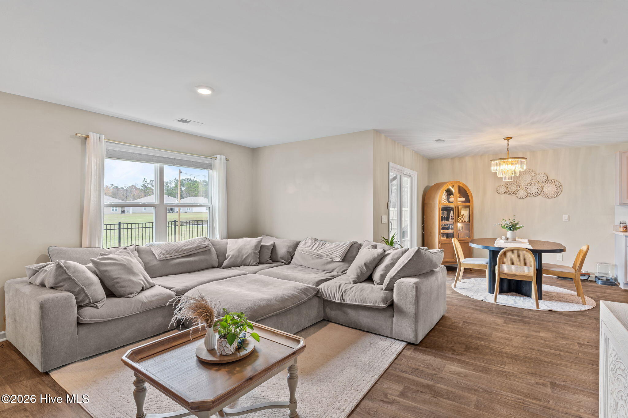 100558929 | Photo 26