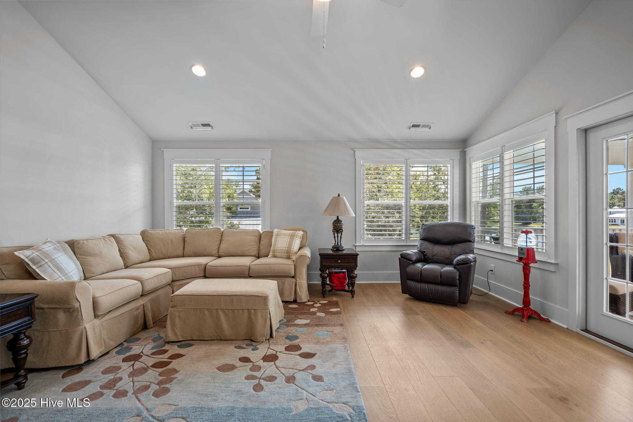 100526969 | Photo 43