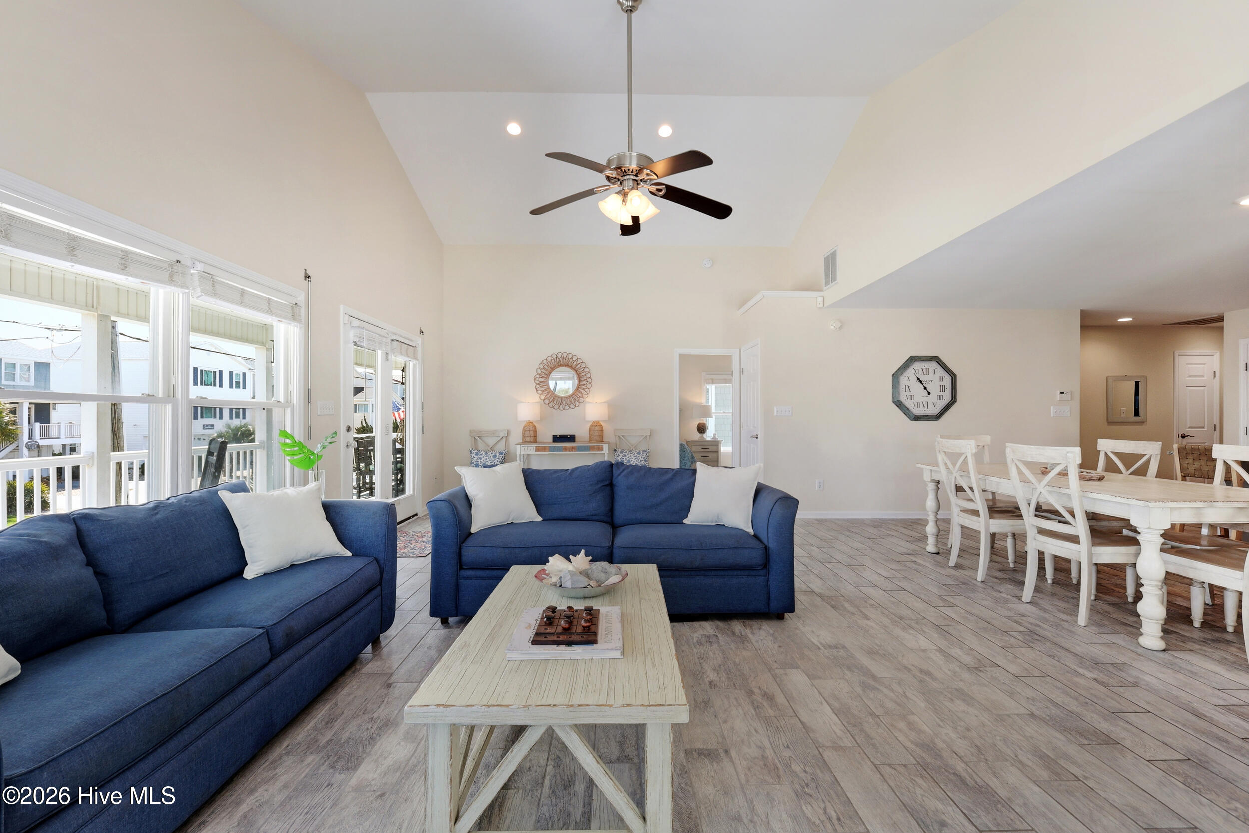 100561472 | Photo 11