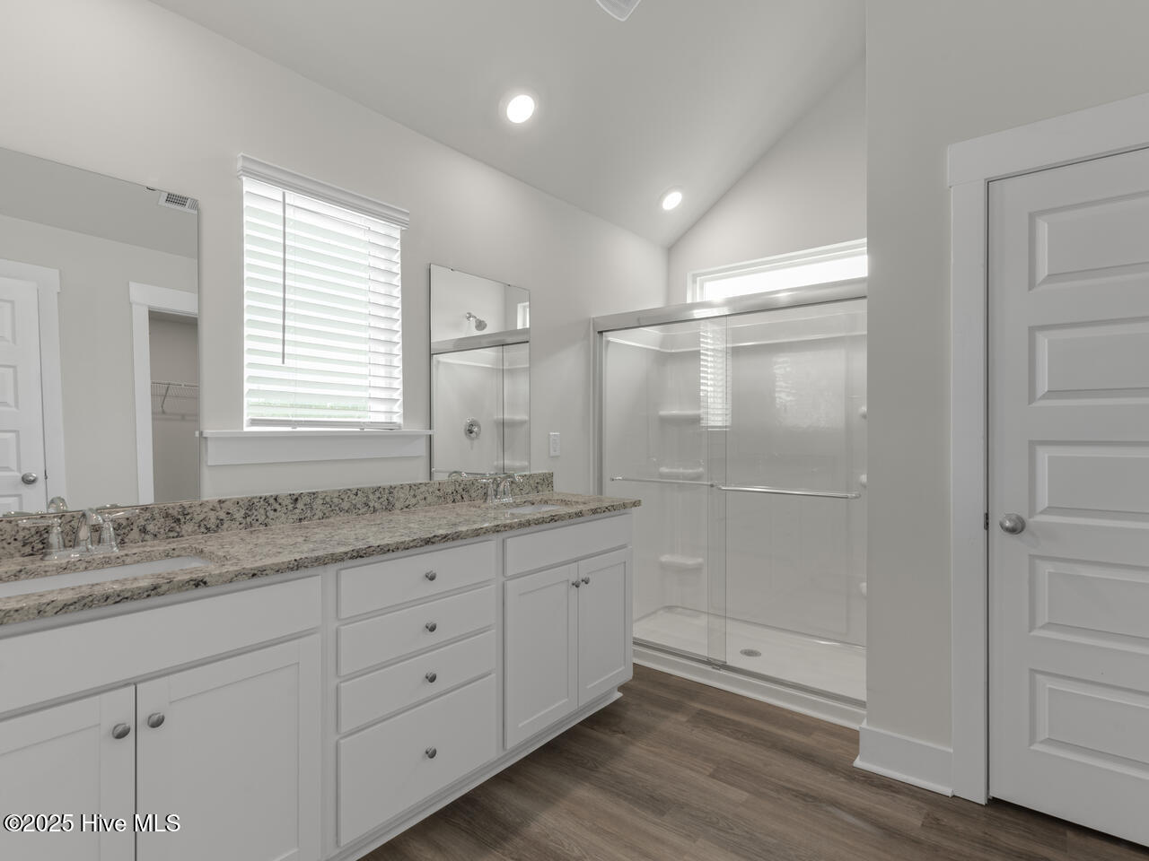 100569577 | Photo 28