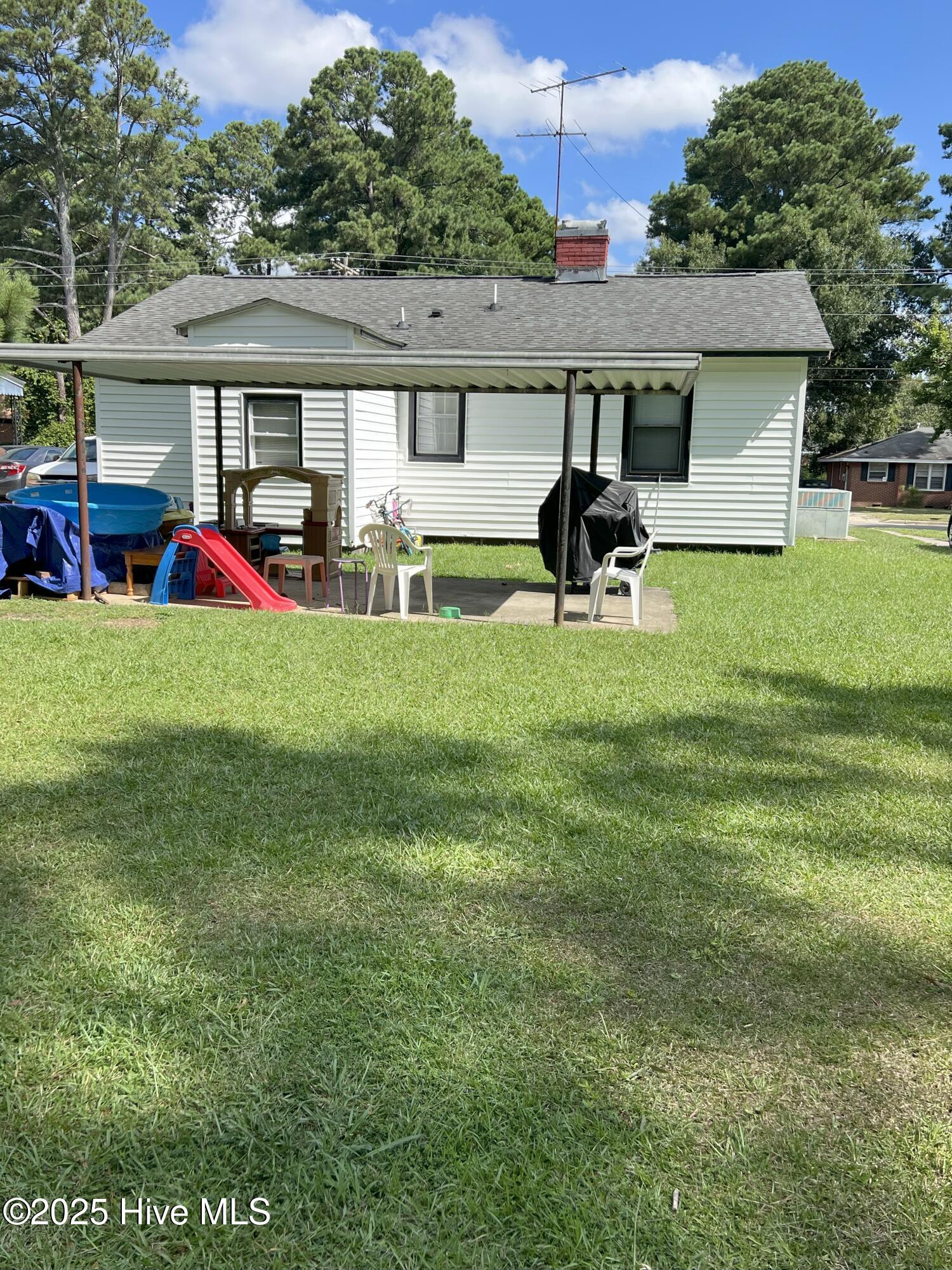 605 Grove NE-back-shelter