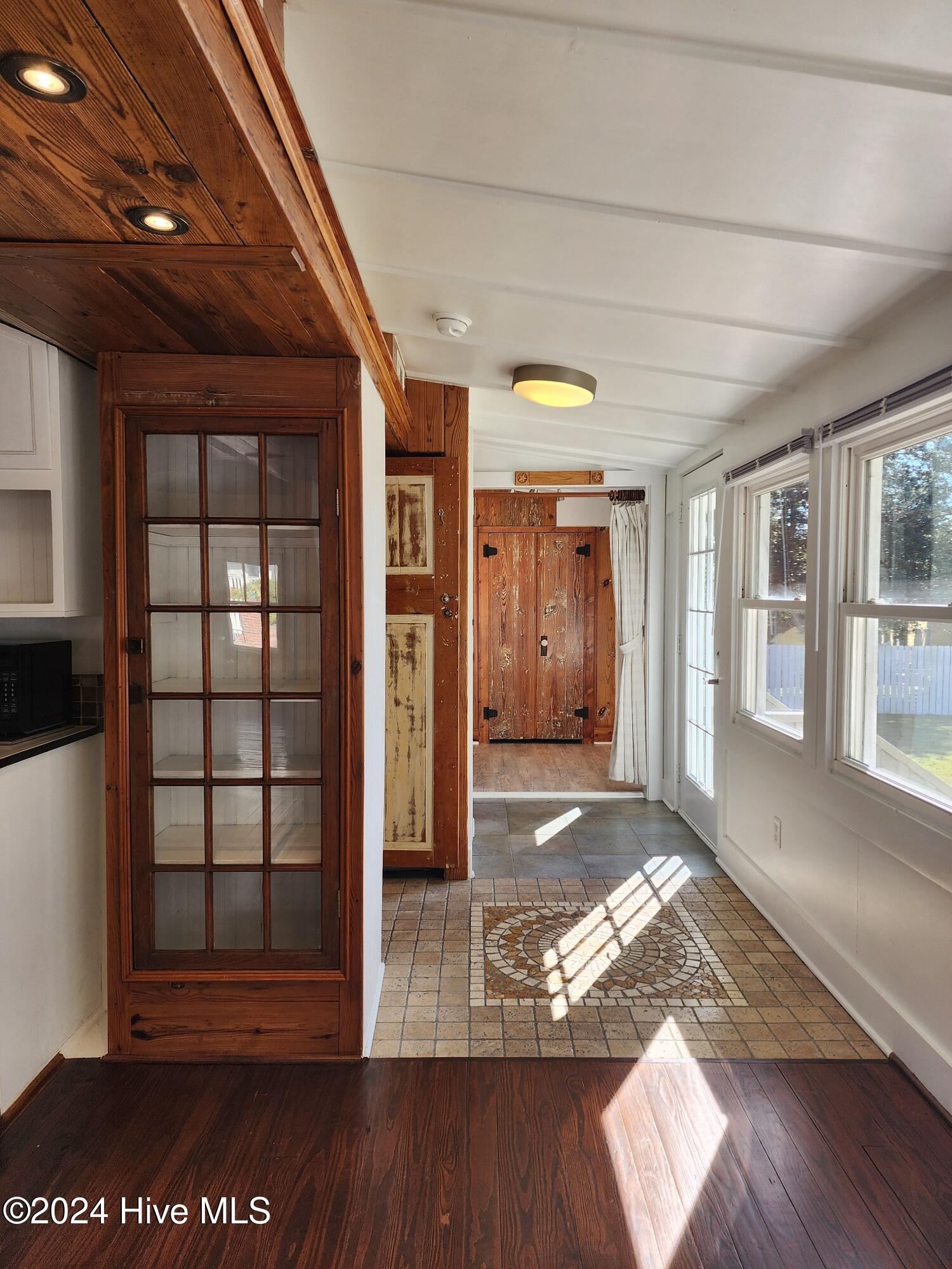 100570380 | Photo 15