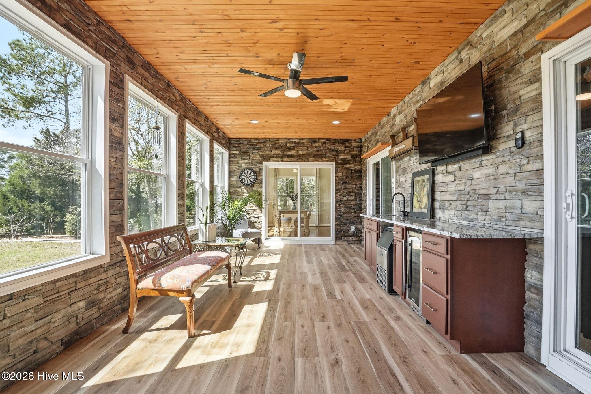 100560935 | Photo 73