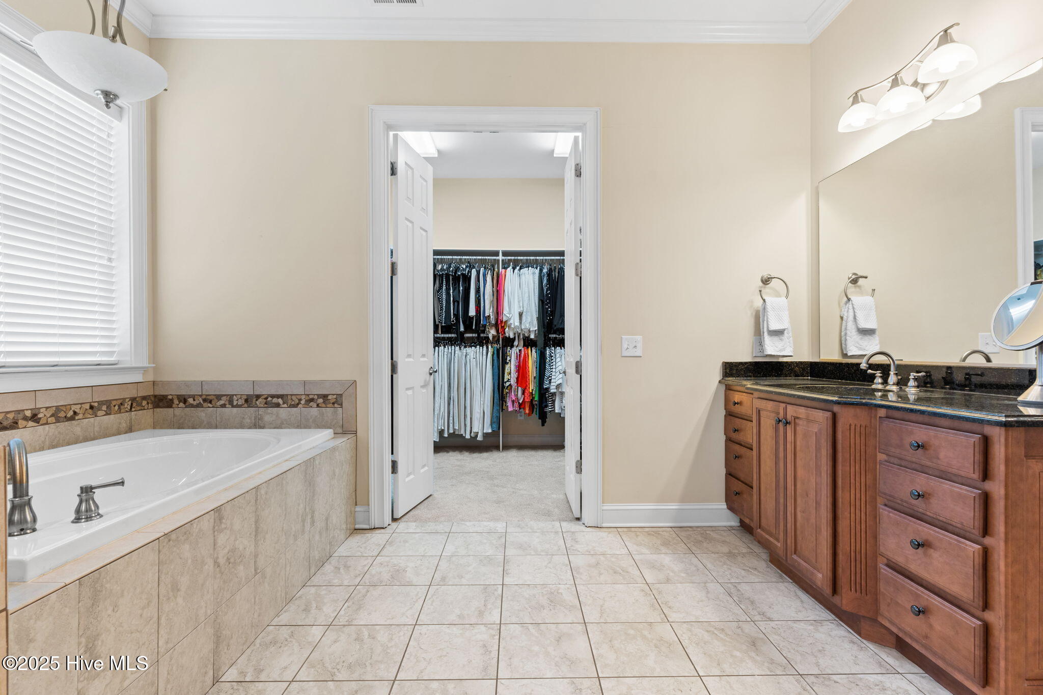 100518405 | Photo 41