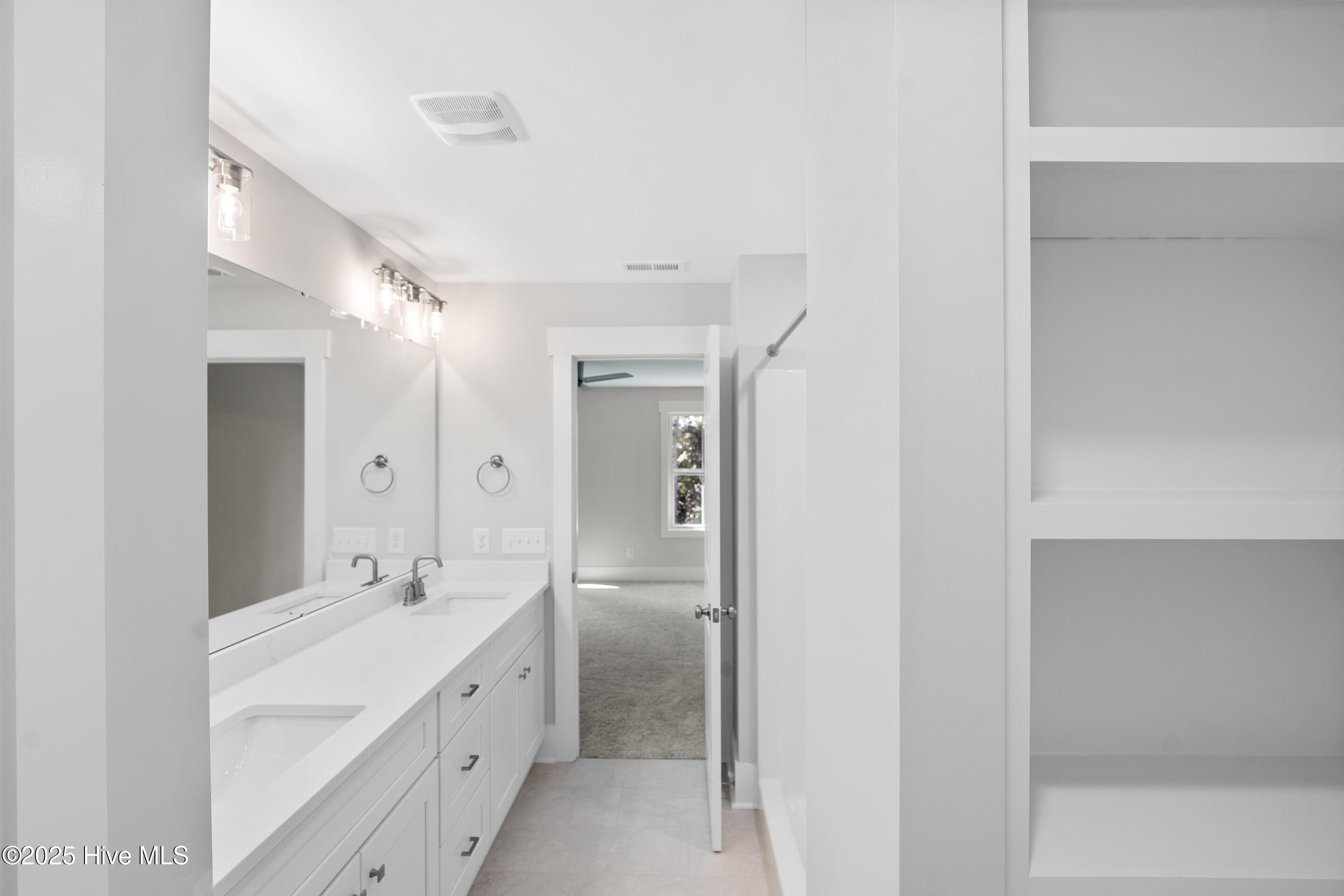 100548687 | Photo 23