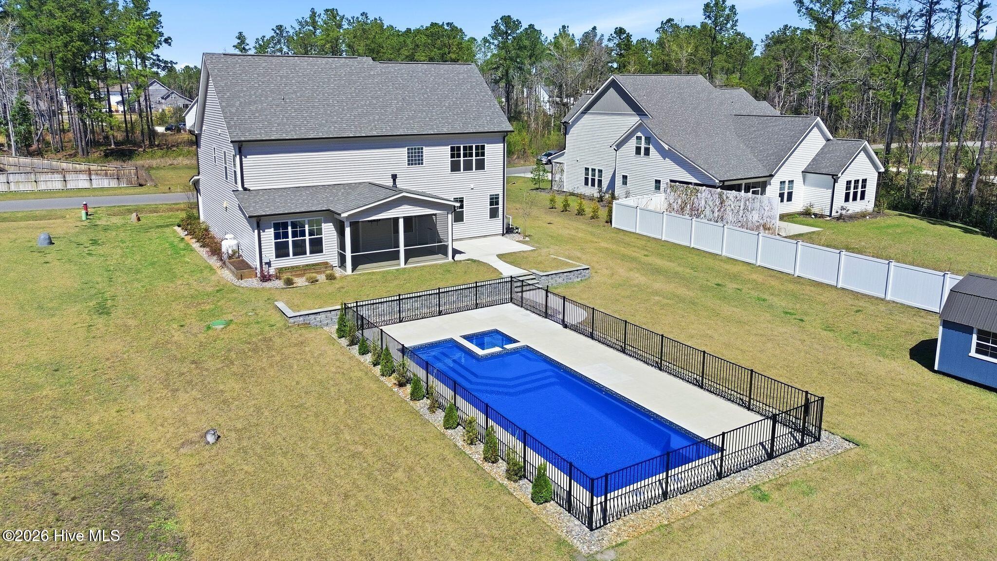 100562109 | Photo 91