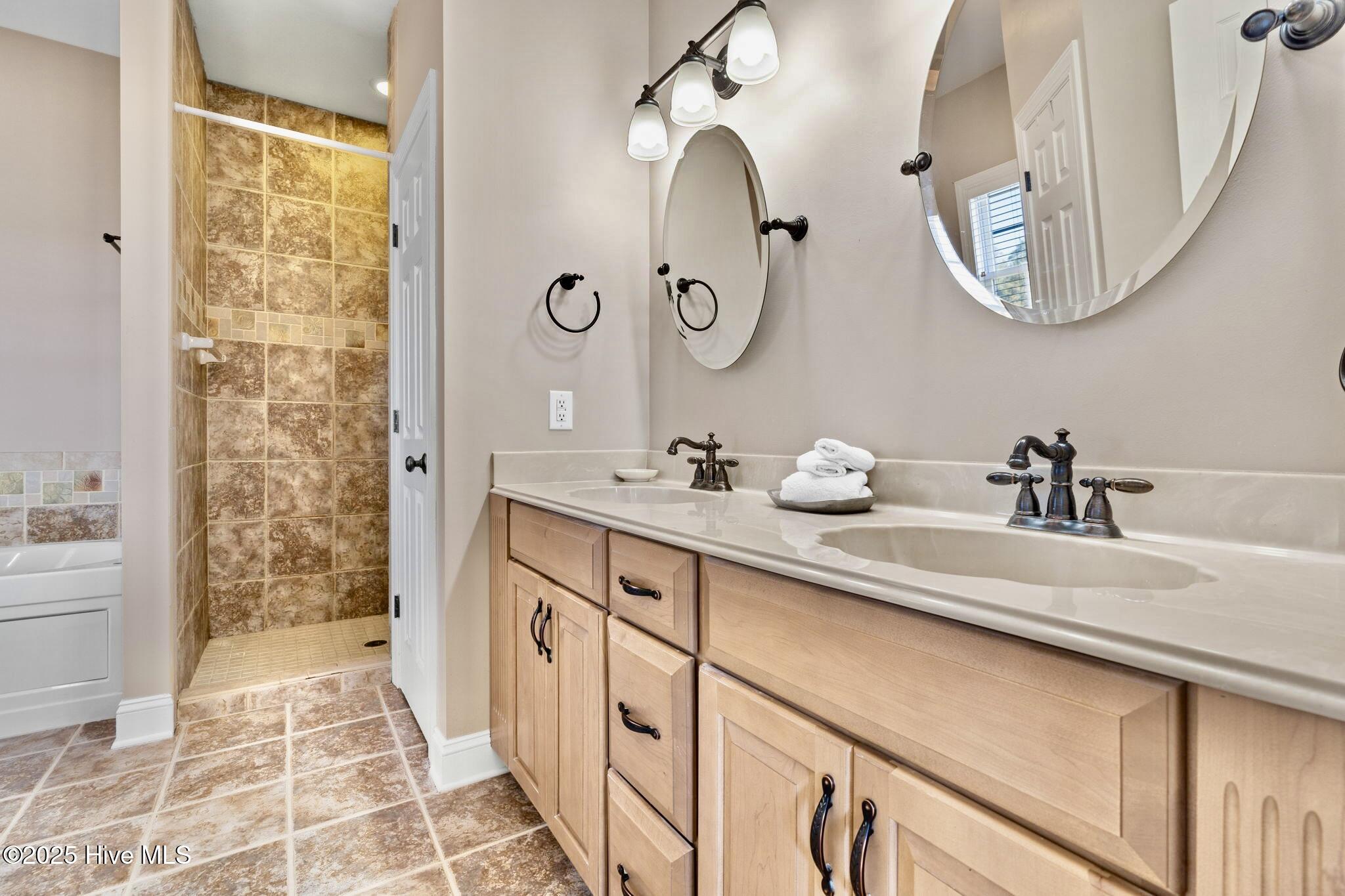 100543841 | Photo 26