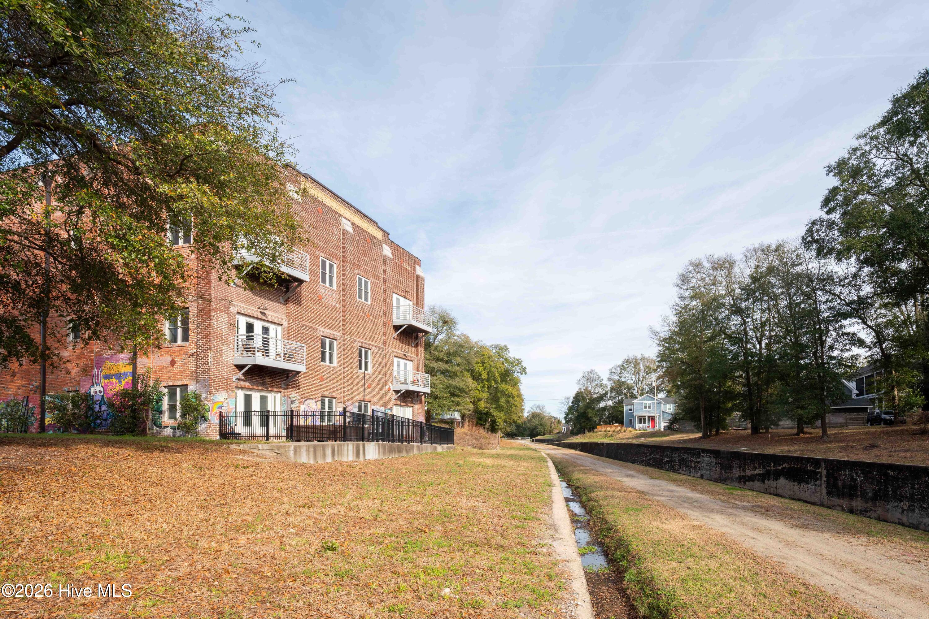 100549852 | Photo 13