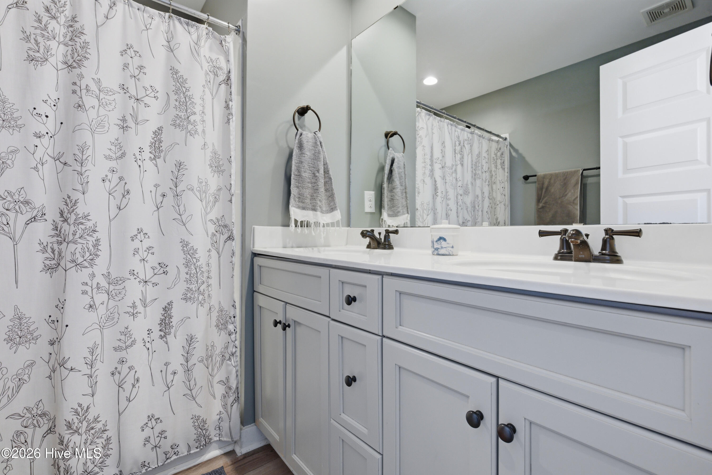 100562643 | Photo 25