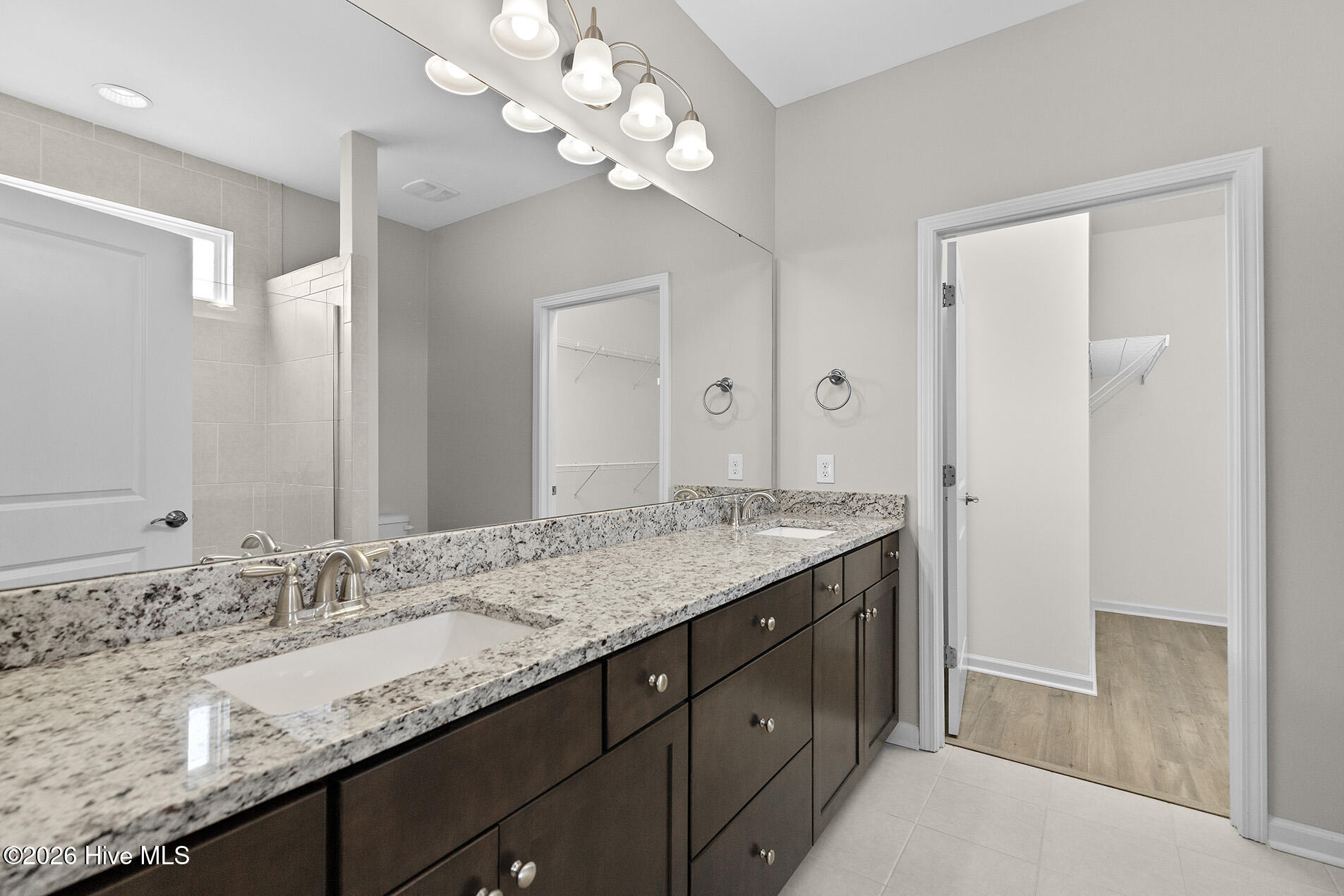 100554927 | Photo 26