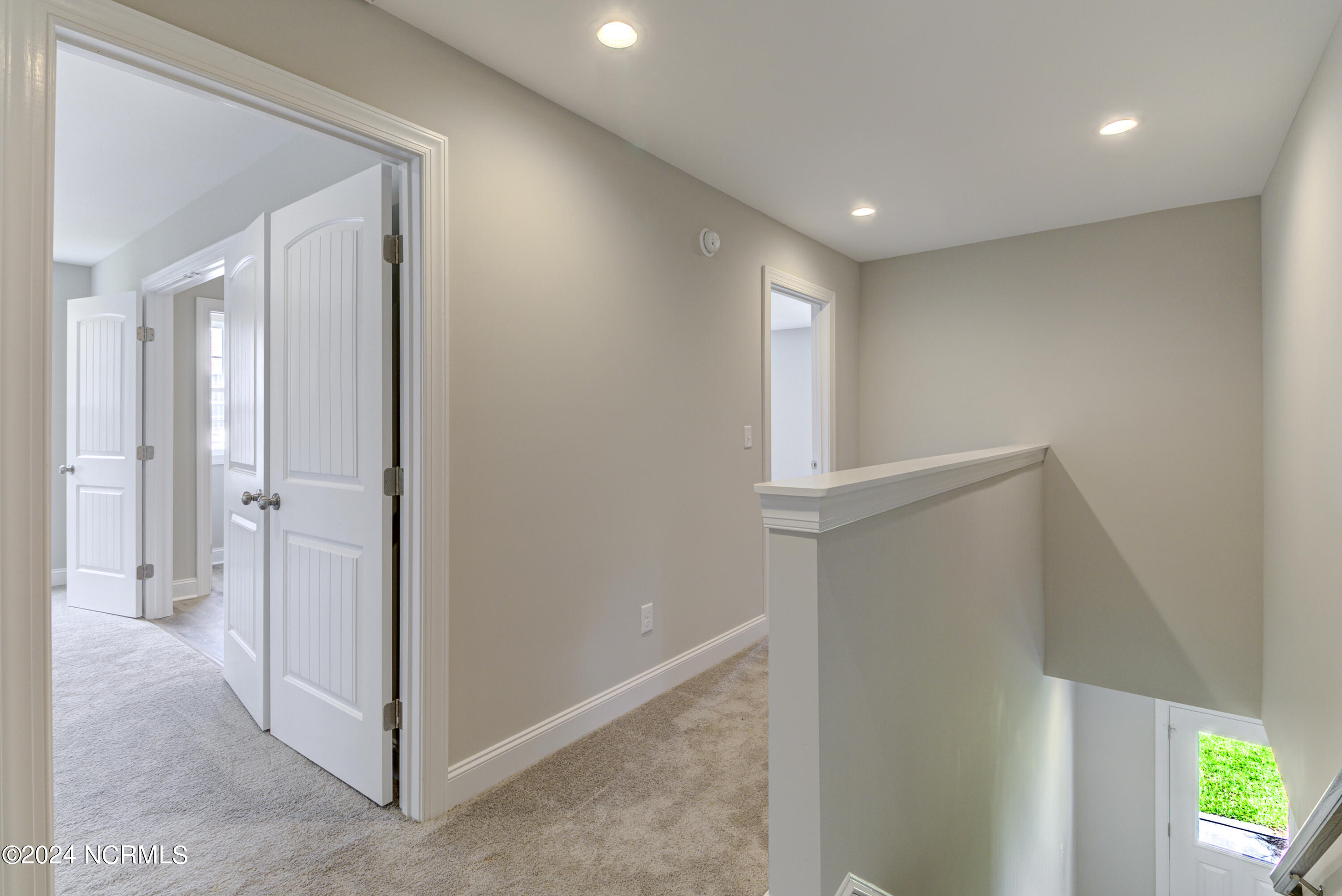 100548274 | Photo 34