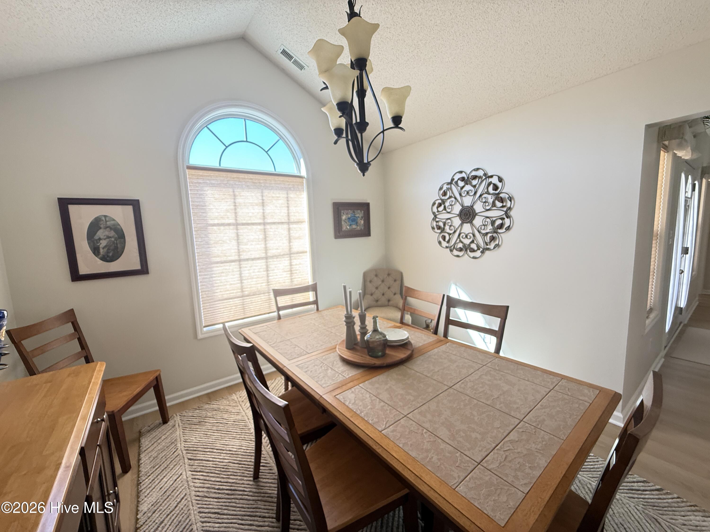 100561719 | Photo 13