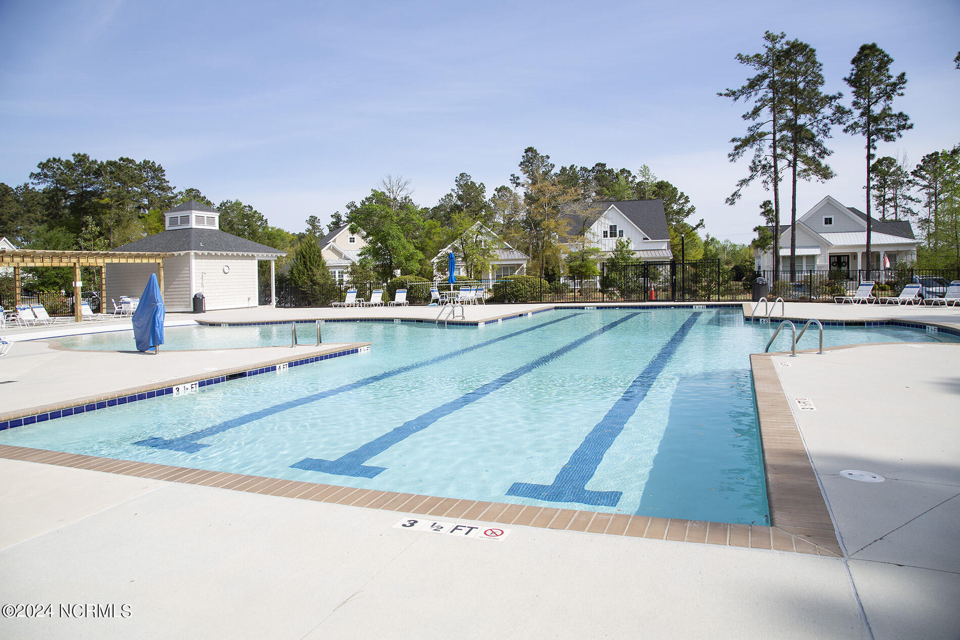 Riverbluffs pool 4.2021 L33A9504