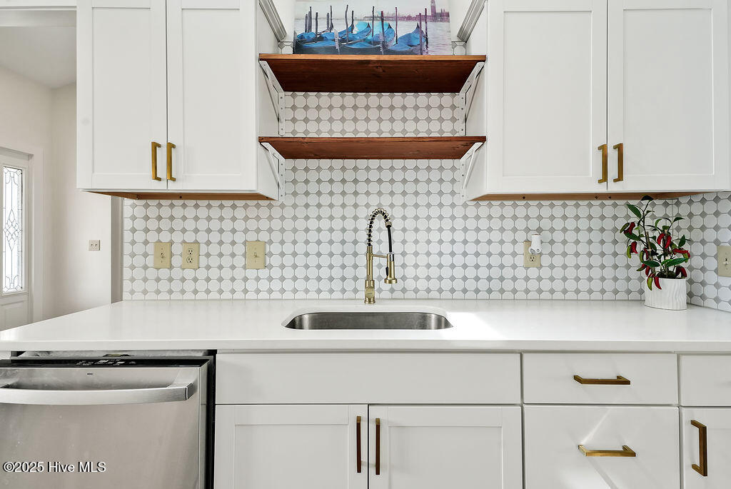 100570405 | Photo 33