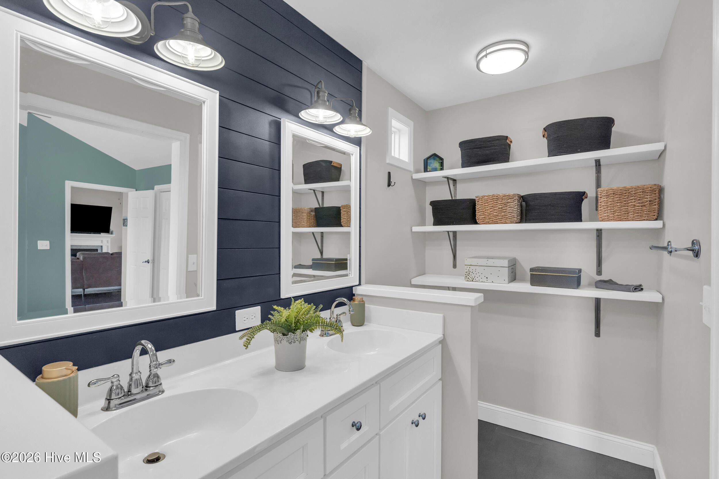 100548167 | Photo 26