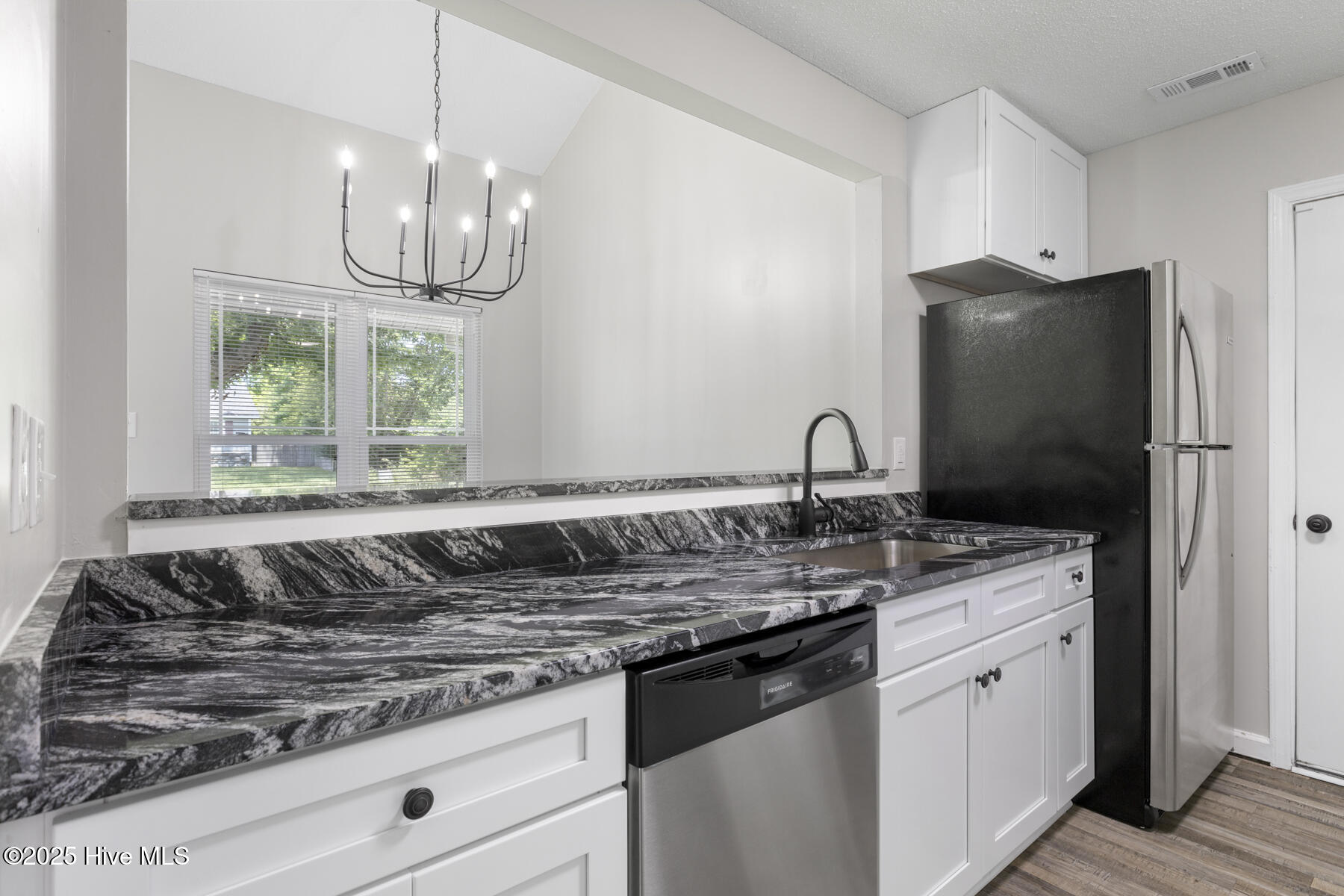 100548138 | Photo 12