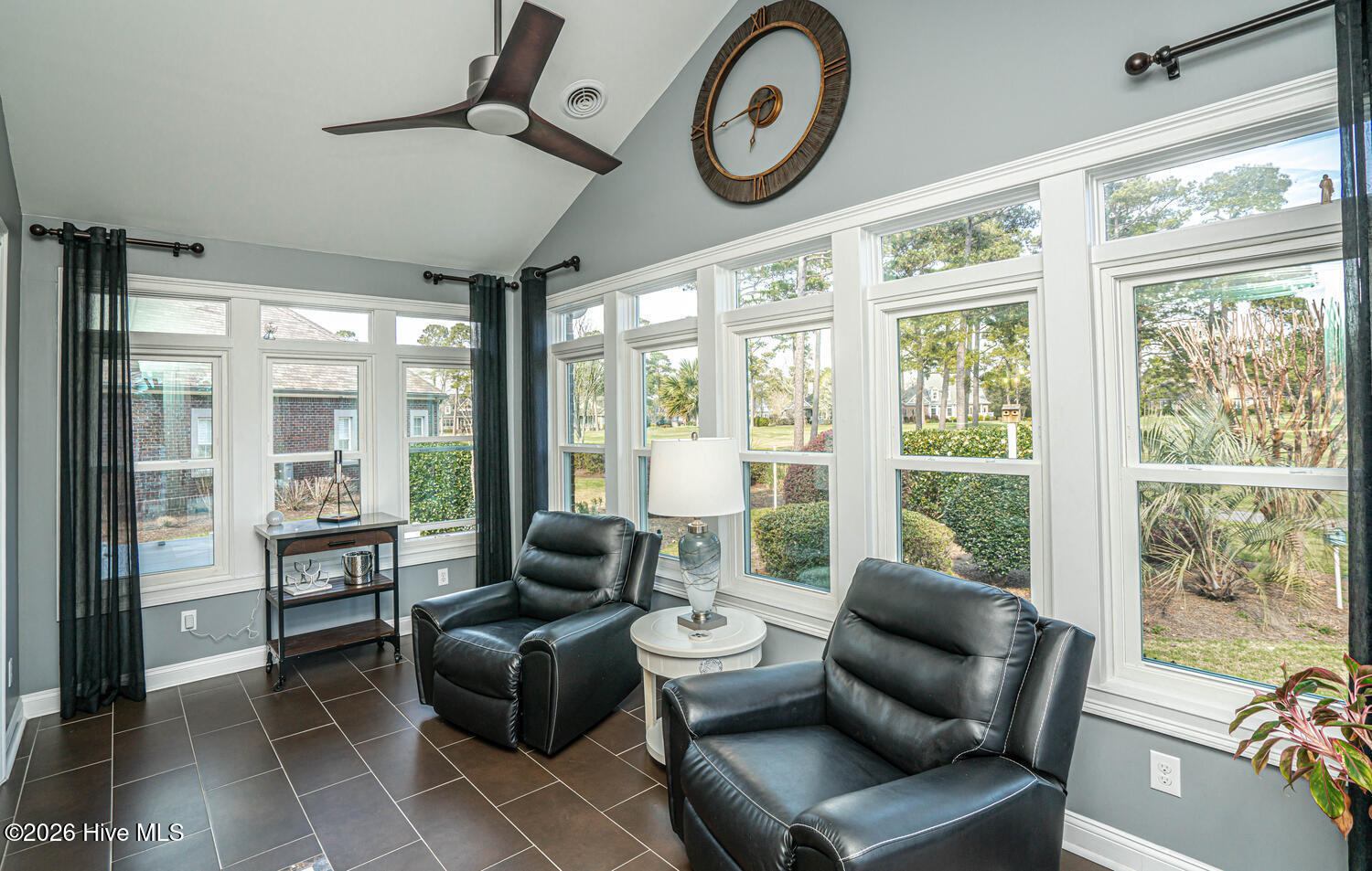 100561911 | Photo 28