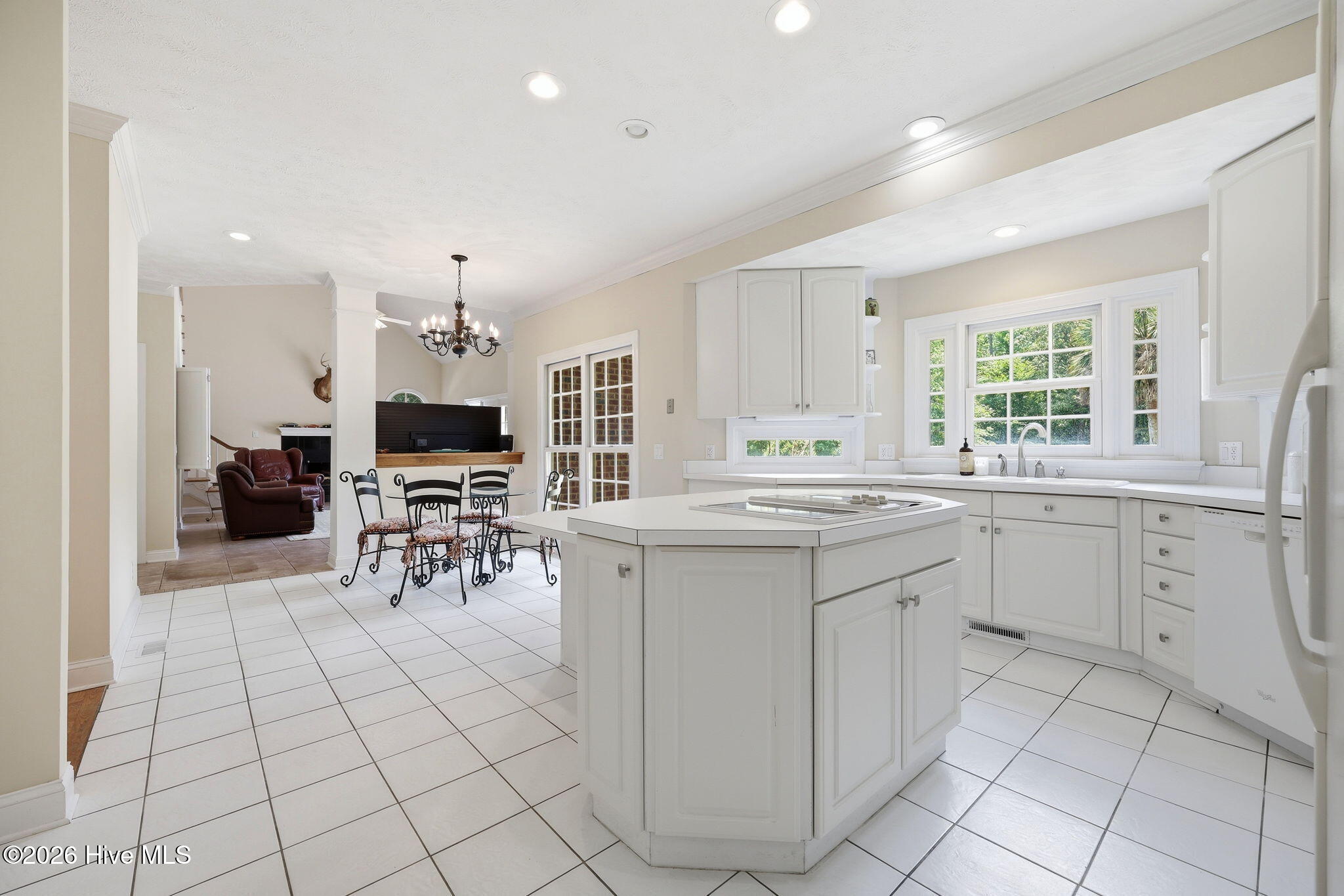 kitchen - breakfast area and living den