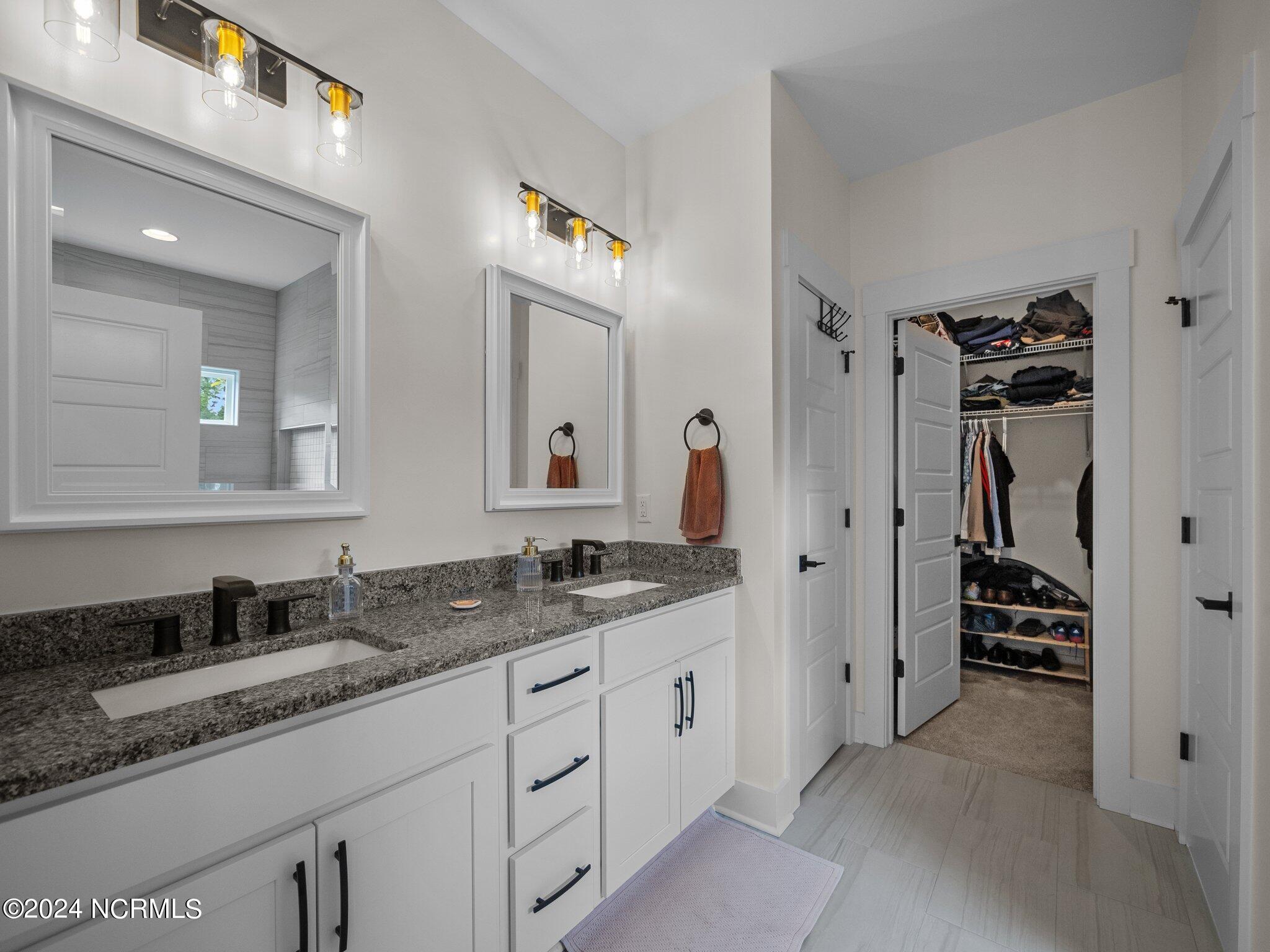 100560825 | Photo 28