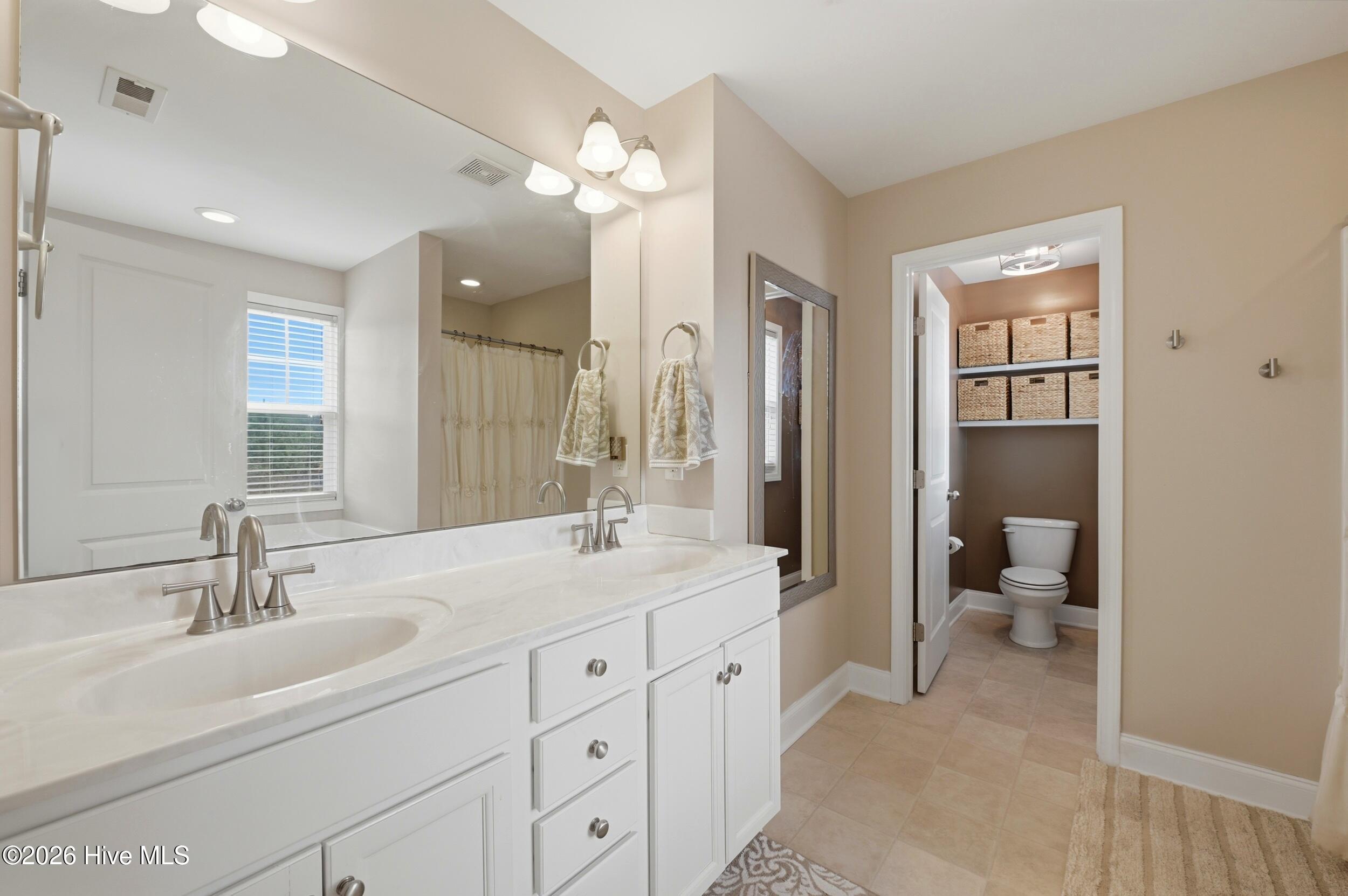 100560210 | Photo 16