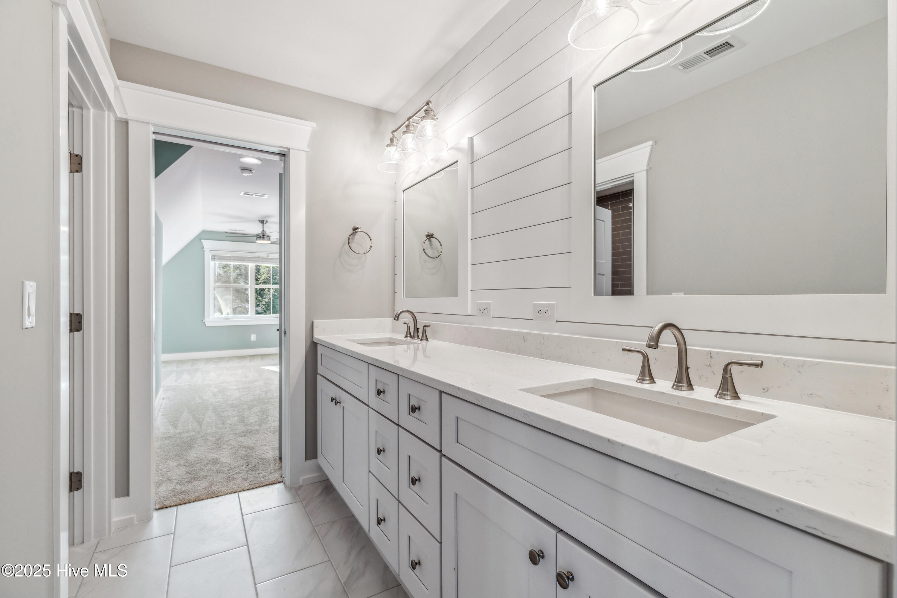 100558454 | Photo 55