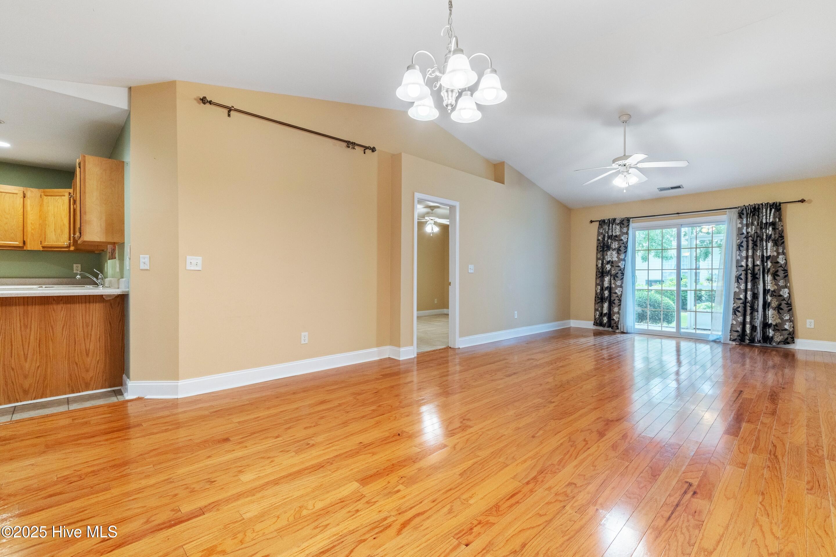 100522418 | Photo 18