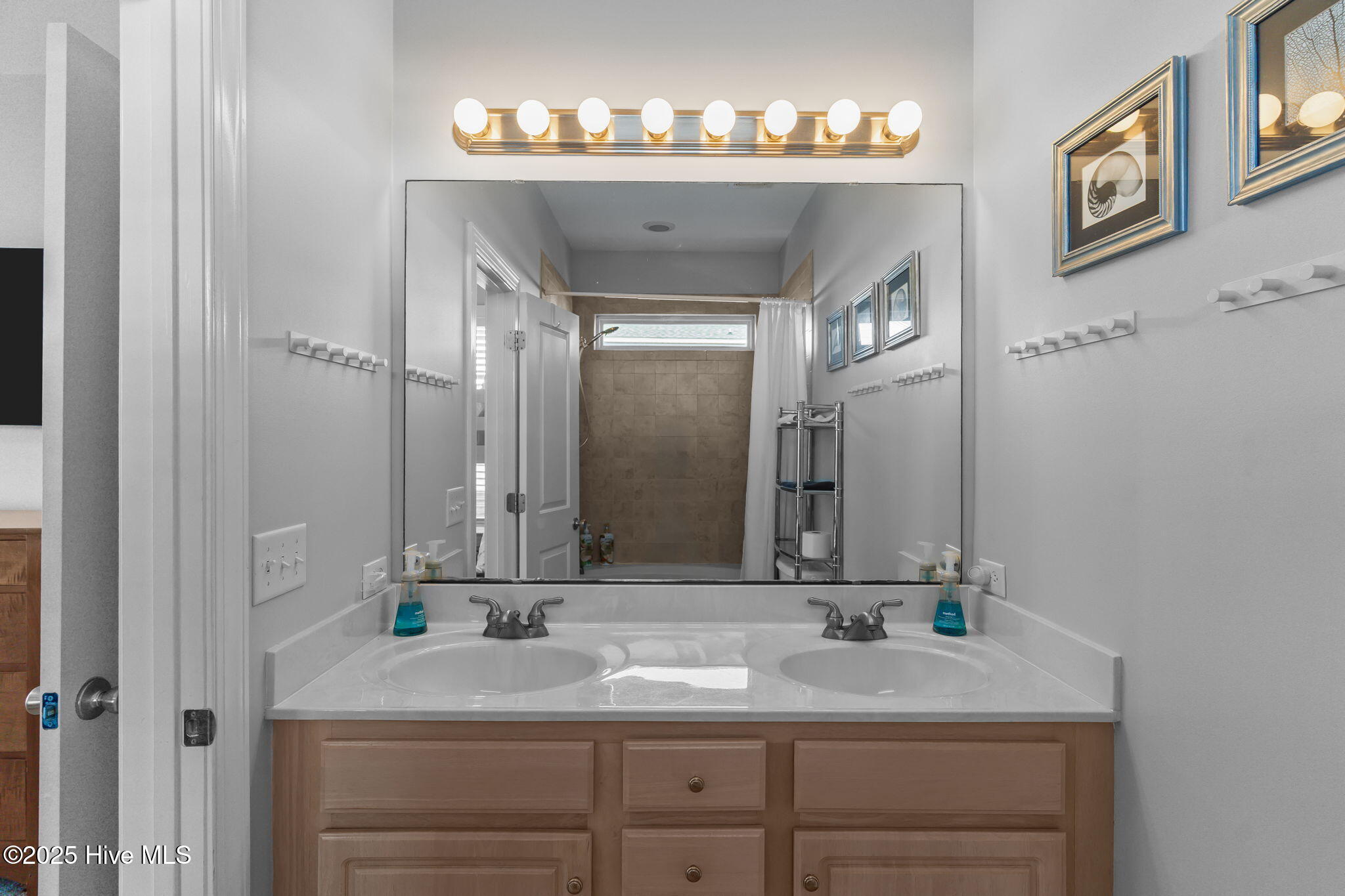 100540716 | Photo 24