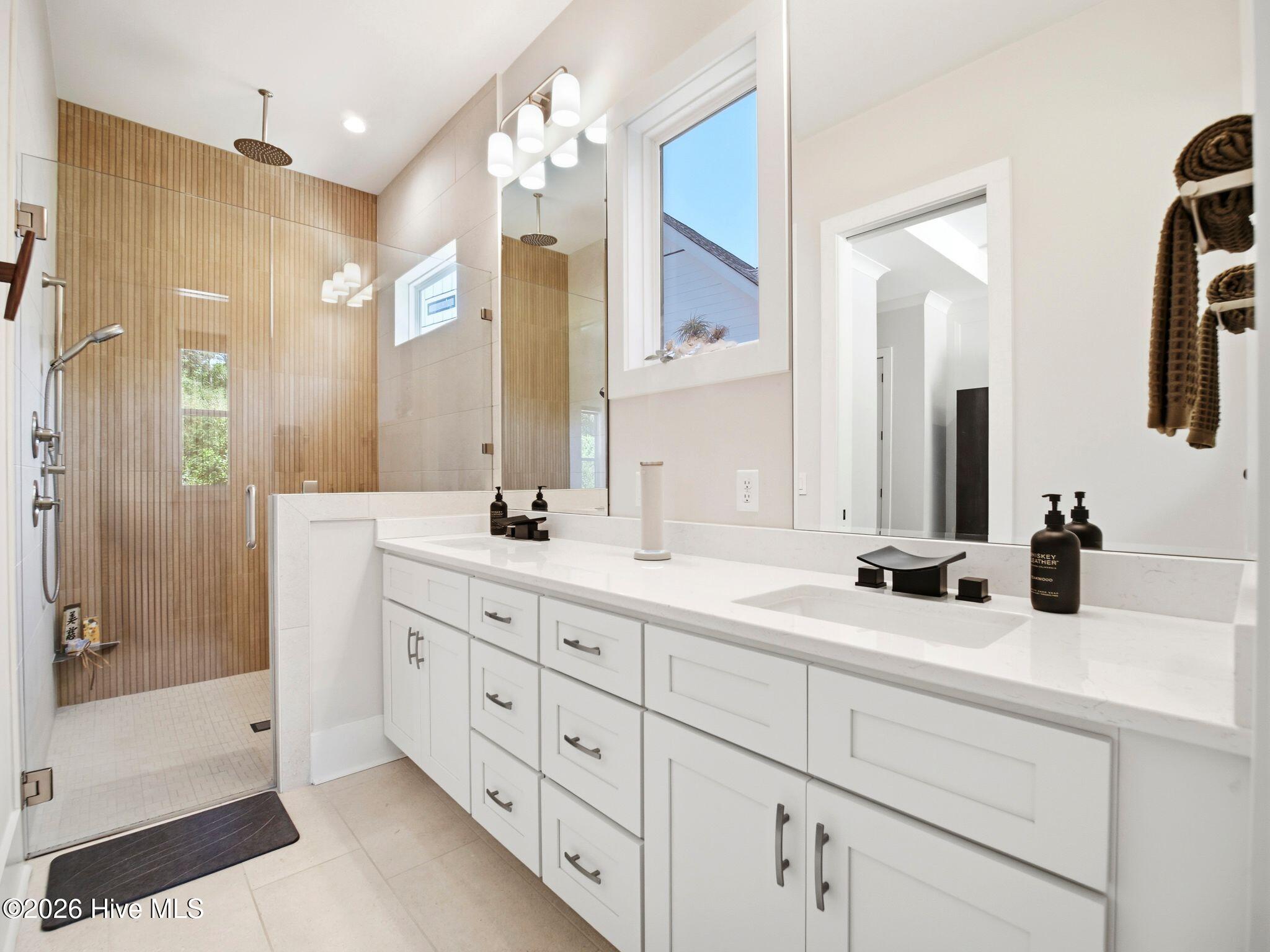 100569019 | Photo 35