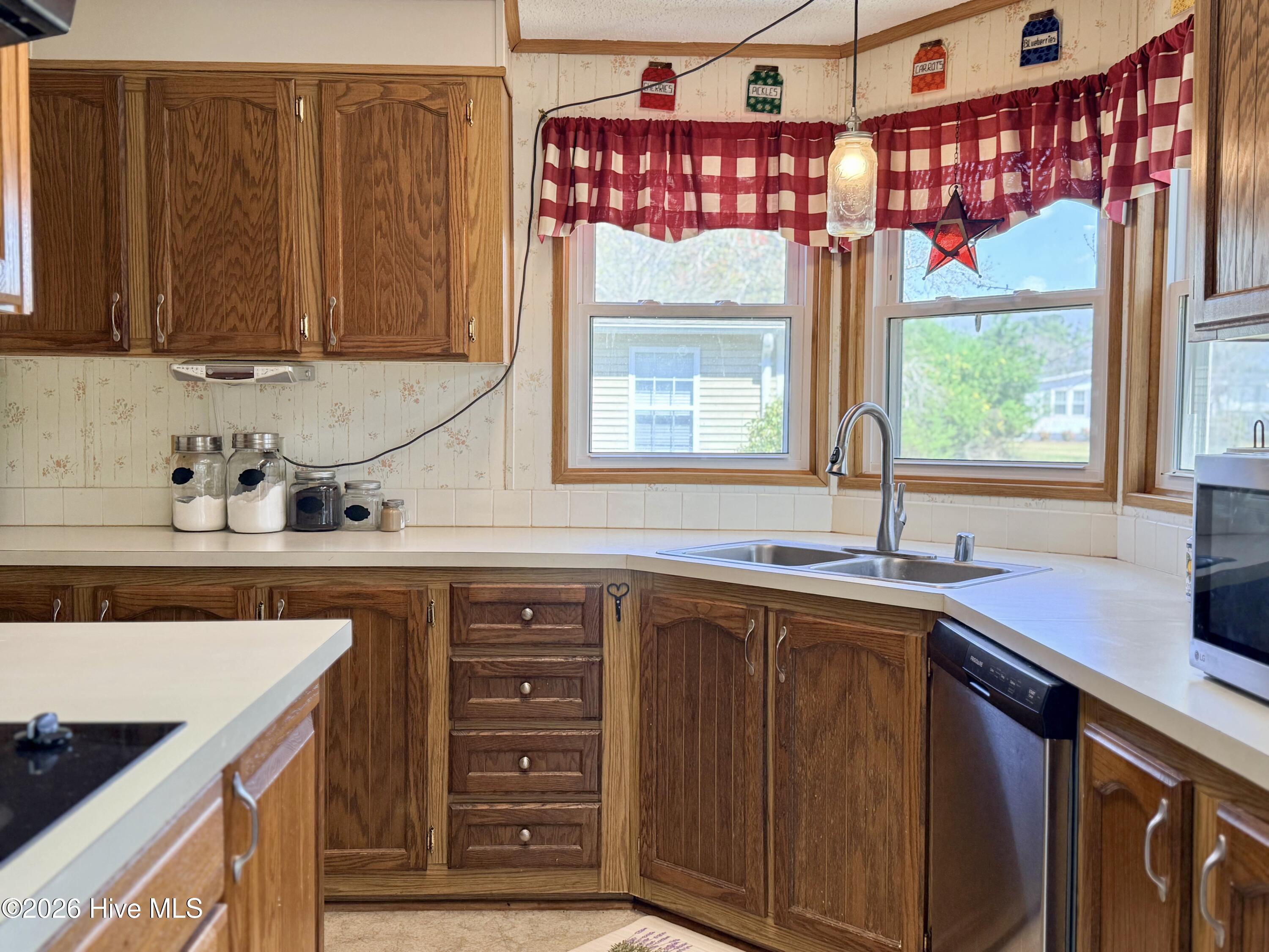 100563984 | Photo 18