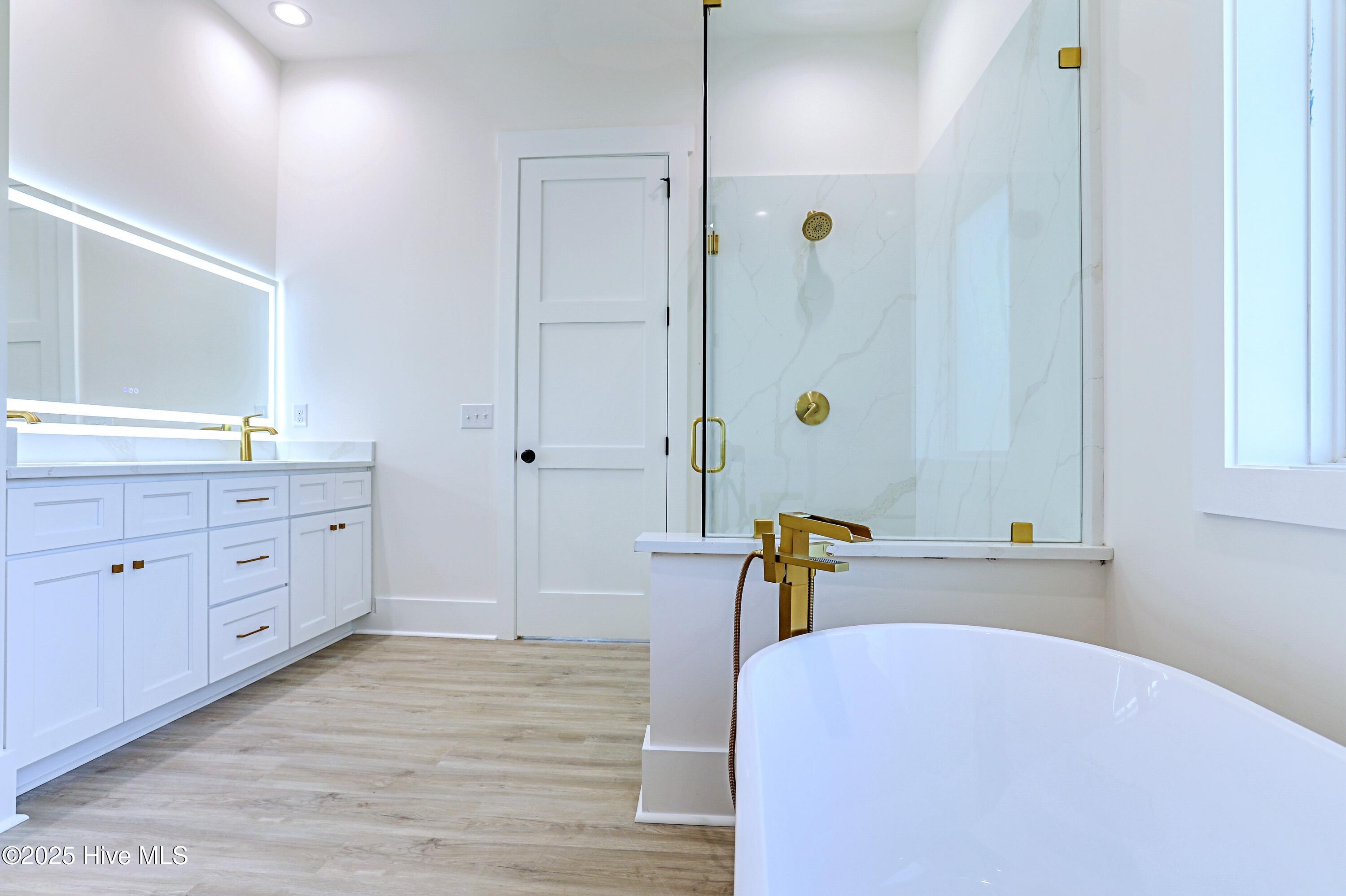 100535738 | Photo 38