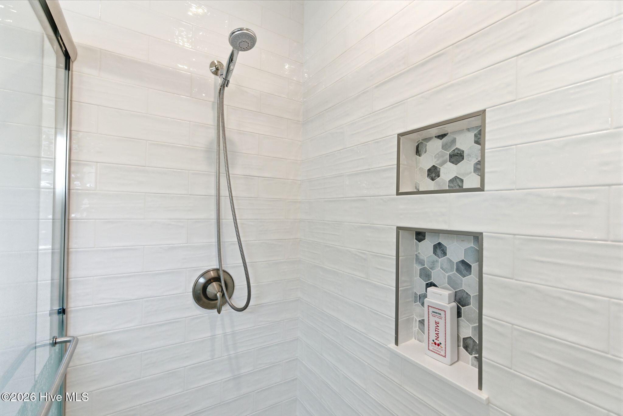 100570659 | Photo 27