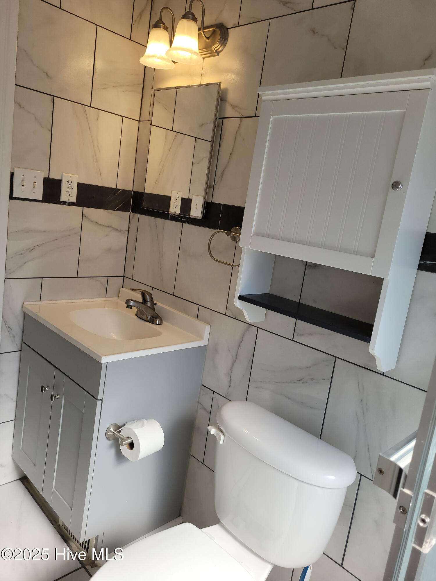 100531827 | Photo 15